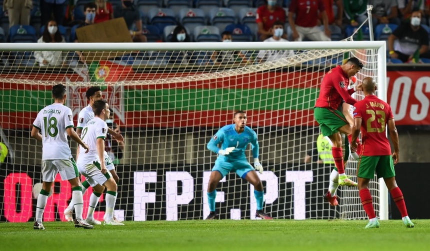 Vòng loại World Cup 2022: Ronaldo lập siêu kỷ lục, Bồ Đào Nha ngược dòng - Ảnh 2.