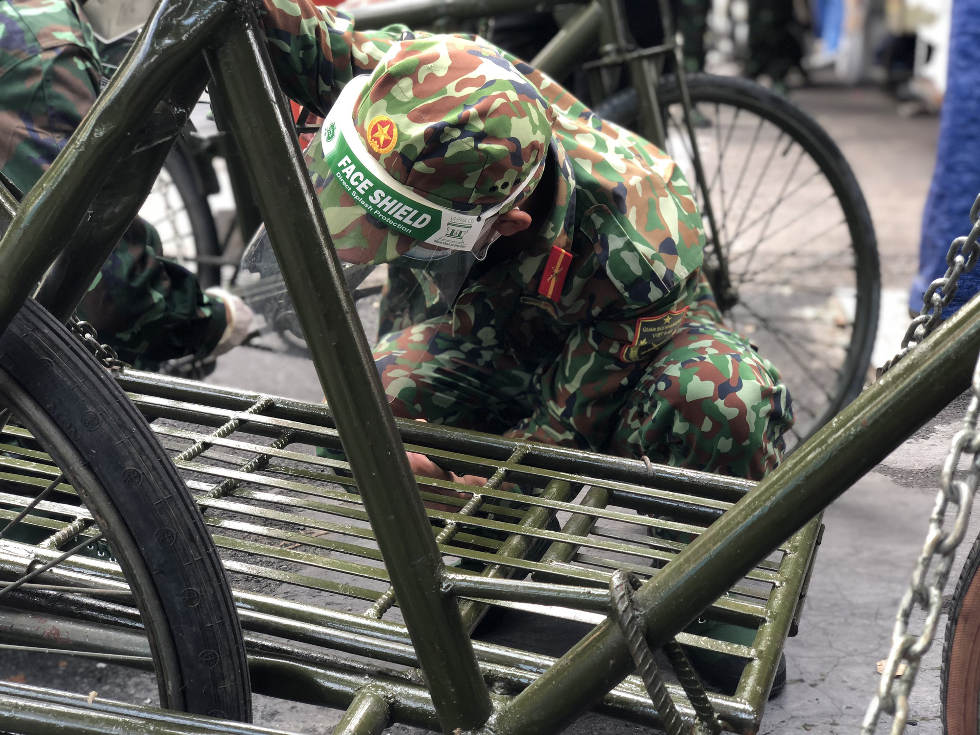 Bộ đội: Hình ảnh về bộ đội là một biểu tượng rất đặc trưng của đất nước và văn hóa Việt Nam. Qua những bức ảnh này, bạn sẽ được khám phá nét đẹp của sự can đảm, sự hy sinh và tình yêu đất nước của các chiến sĩ bộ đội.