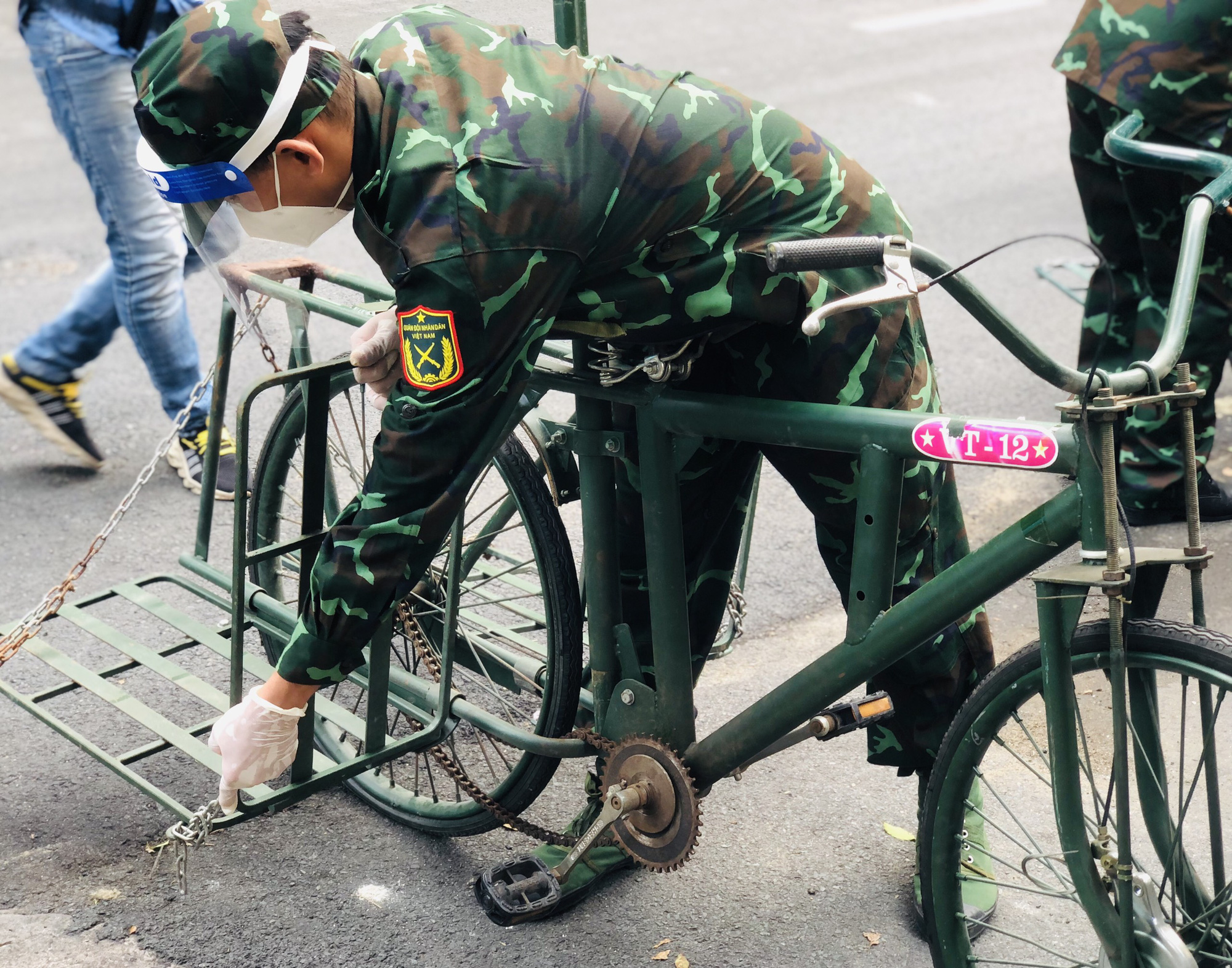 Bộ đội là người hùng của đất nước luôn luôn đem lại niềm tự hào cho mỗi chúng ta. Hãy cùng chiêm ngưỡng hình ảnh những người lính dũng cảm, quyết tâm bảo vệ Tổ quốc và những giá trị văn hoá tuyệt vời của họ.