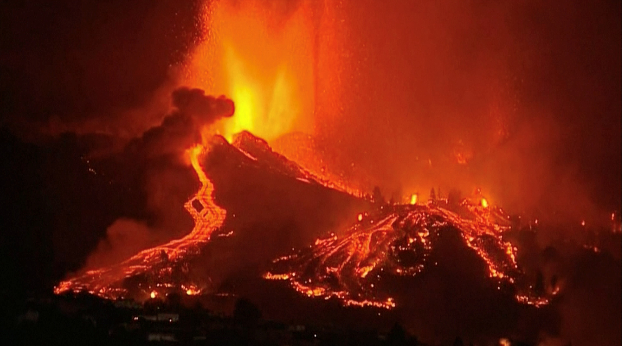 Video: Kinh hoàng núi lửa phun trào ở Tây Ban Nha - Ảnh 2.
