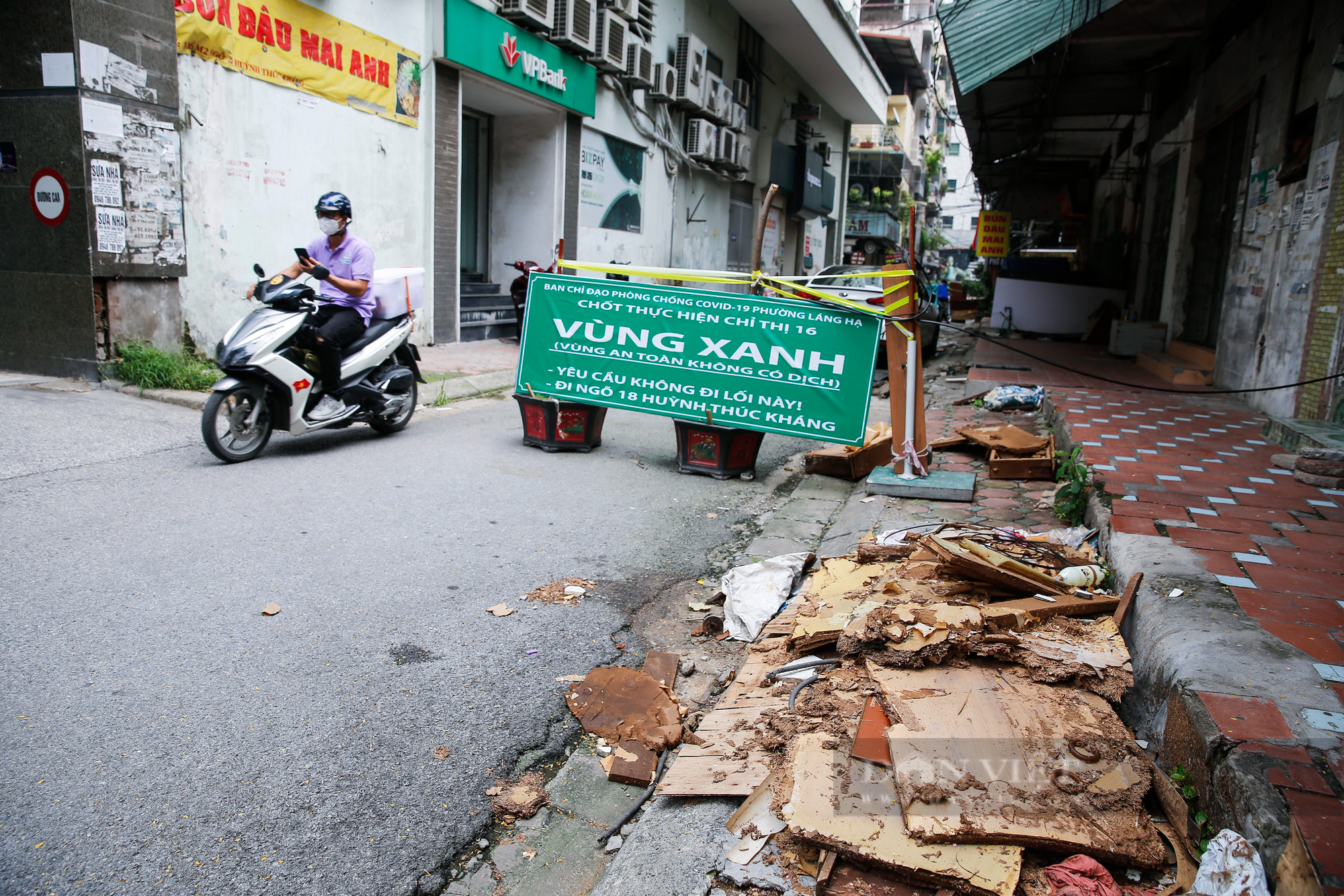 Nhếch nhác, lơ là, chủ quan tại nhiều chốt vùng xanh Hà Nội - Ảnh 1.