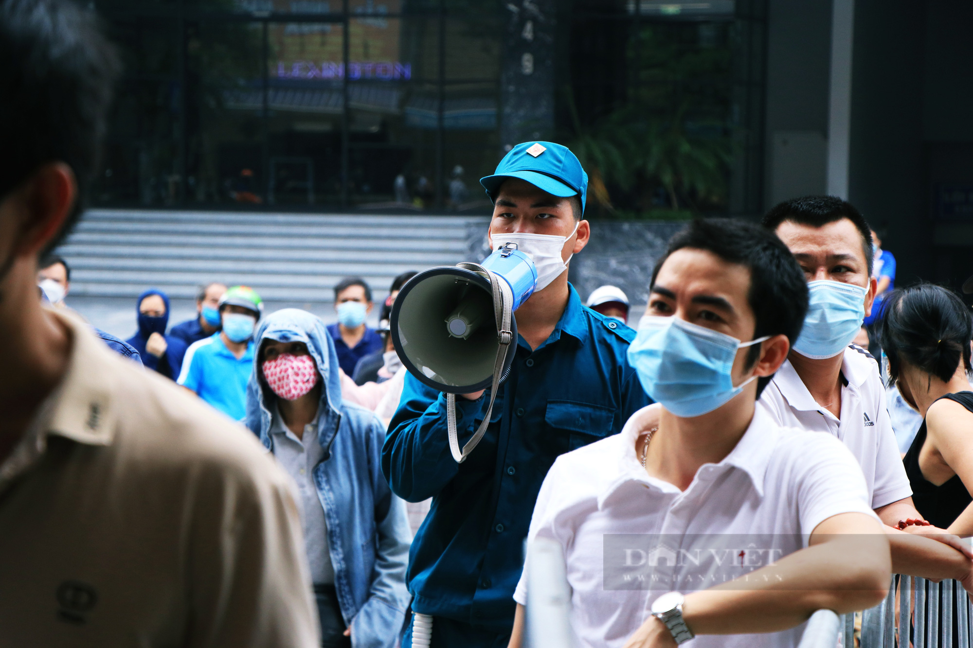 Hà Nội: Dân phòng &quot;khàn cổ, rát họng&quot; khi yêu cầu người dân giãn cách, xếp hàng mua bánh trung thu  - Ảnh 10.