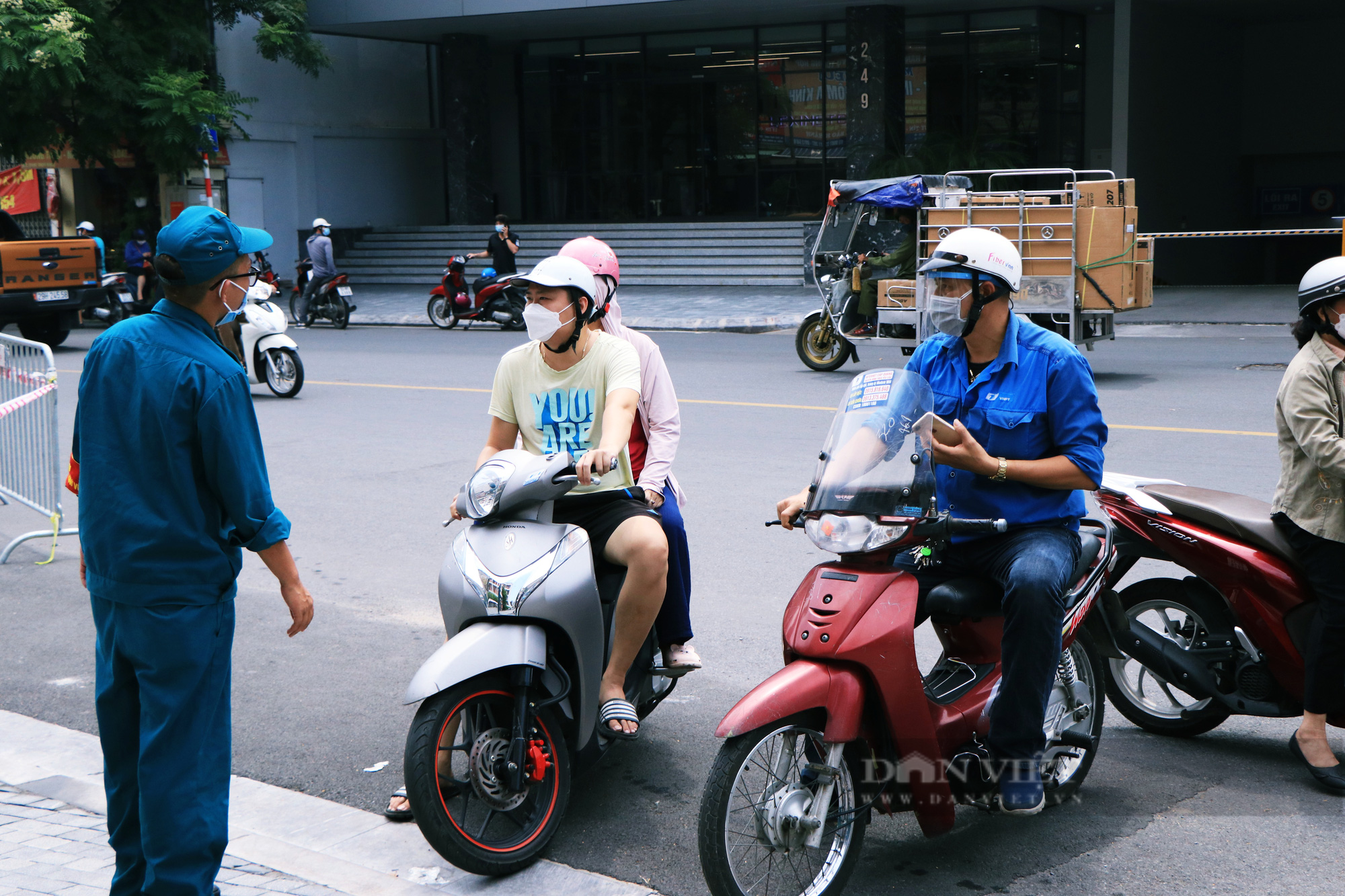 Hà Nội: Dân phòng &quot;khàn cổ, rát họng&quot; khi yêu cầu người dân giãn cách, xếp hàng mua bánh trung thu  - Ảnh 11.