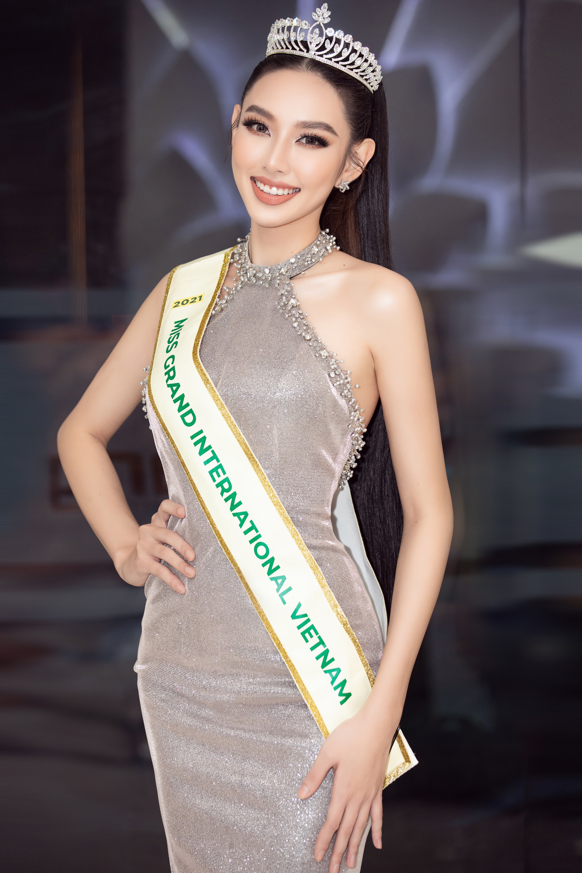 Tóc Tiên ở nhà diện đồ táo bạo, Hòa Minzy dẫn đầu top sao mặc đẹp tuần qua - Ảnh 1.