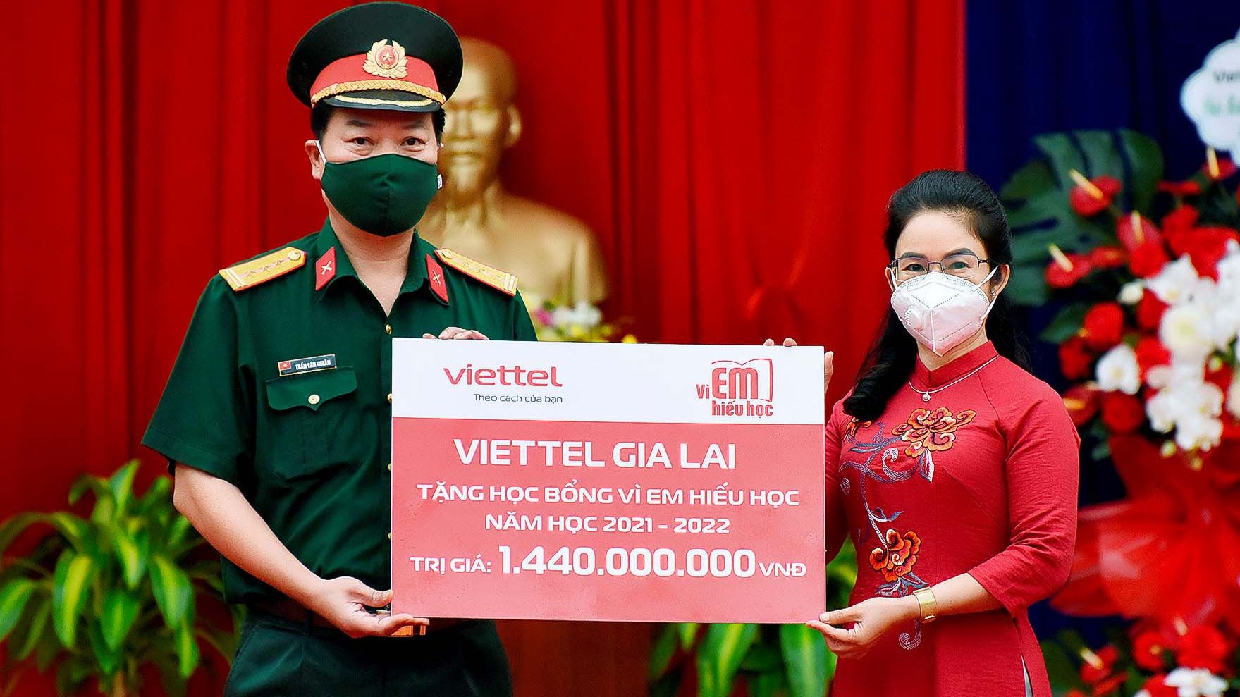 Chương trình “Vì em hiếu học”: Viettel trao tặng hơn 40 tỷ đồng cho học sinh có hoàn cảnh khó khăn năm học 2021-2022 - Ảnh 1.