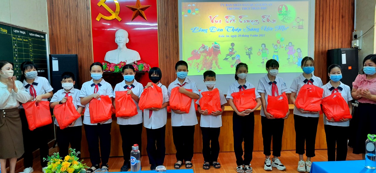 Trường THCS Trần Phú, quận Kiến An: Tổ chức trao quà trung thu cho học sinh có hoàn cảnh khó khăn - Ảnh 3.