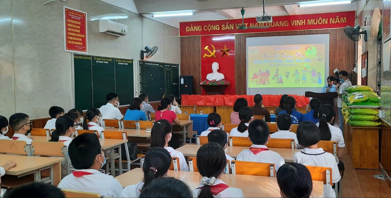 Trường THCS Trần Phú, quận Kiến An: Tổ chức trao quà trung thu cho học sinh có hoàn cảnh khó khăn - Ảnh 1.