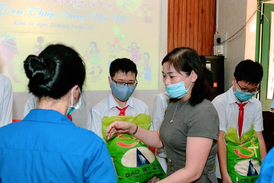 Trường THCS Trần Phú, quận Kiến An: Tổ chức trao quà trung thu cho học sinh có hoàn cảnh khó khăn - Ảnh 6.