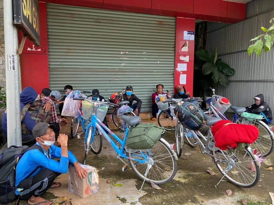 12 công dân đạp xe từ Nam Định lên Đắk Nông, bị ô tô hỗ trợ đưa về Bình Dương buộc phải quay đầu - Ảnh 1.