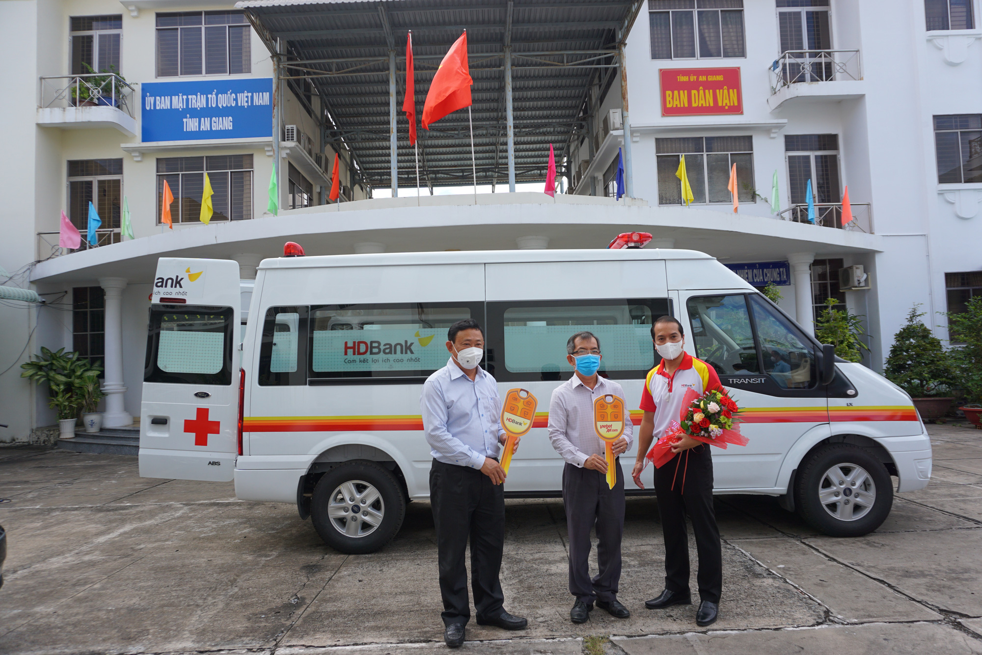 Tập đoàn Sovico và HDBank tiếp tục tặng xa cứu thương, máy thở và thiết bị y tế cho tỉnh An Giang - Ảnh 4.