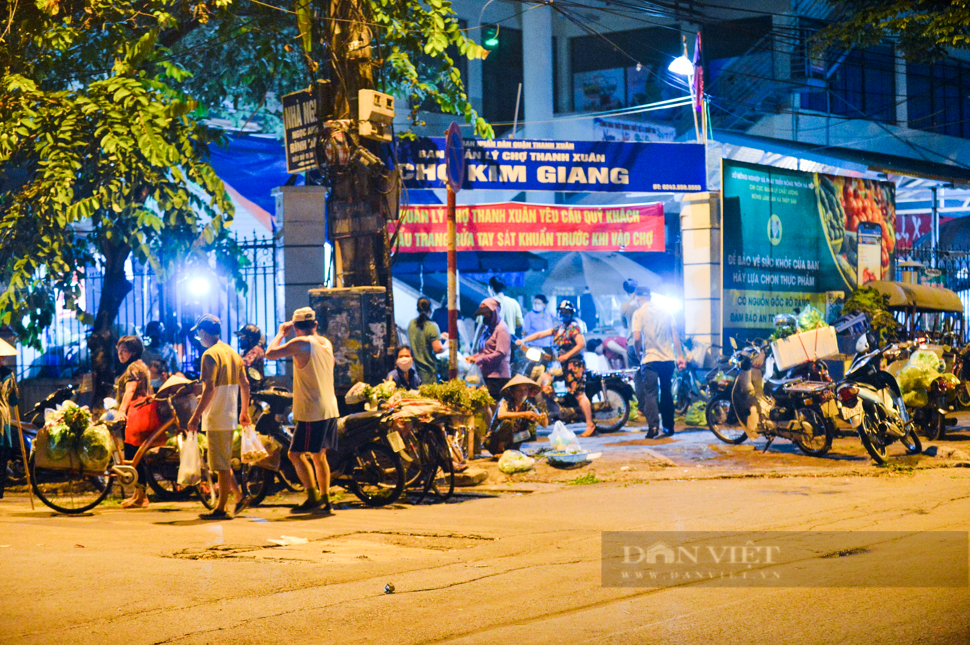 Chợ dân sinh ở Hà Nội đông đúc ngày đầu nới lỏng giãn cách - Ảnh 2.