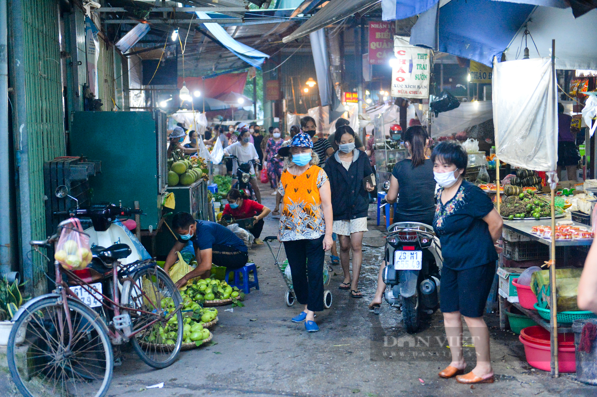 Chợ dân sinh ở Hà Nội đông đúc ngày đầu nới lỏng giãn cách - Ảnh 5.