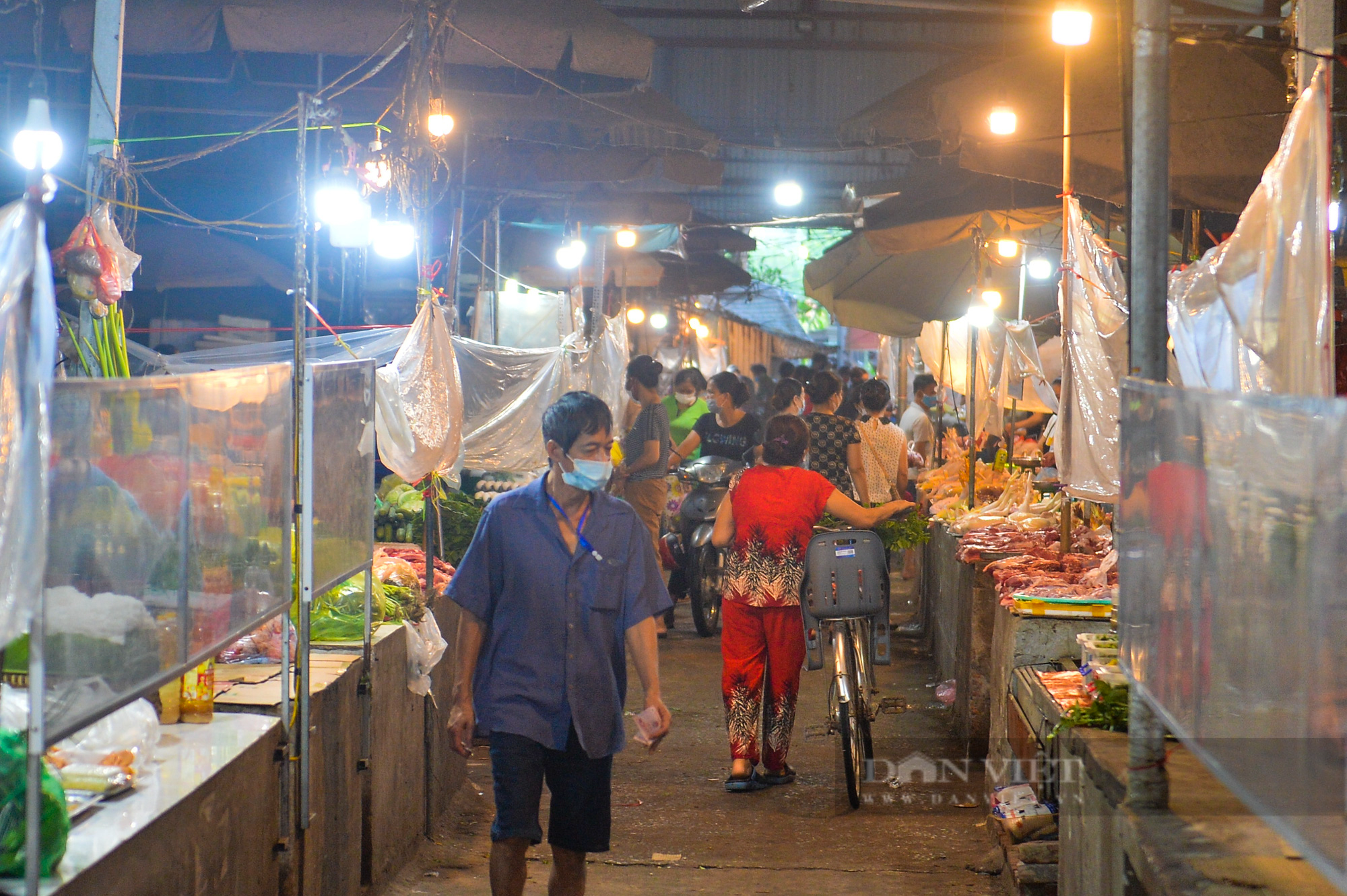 Chợ dân sinh ở Hà Nội đông đúc ngày đầu nới lỏng giãn cách - Ảnh 6.