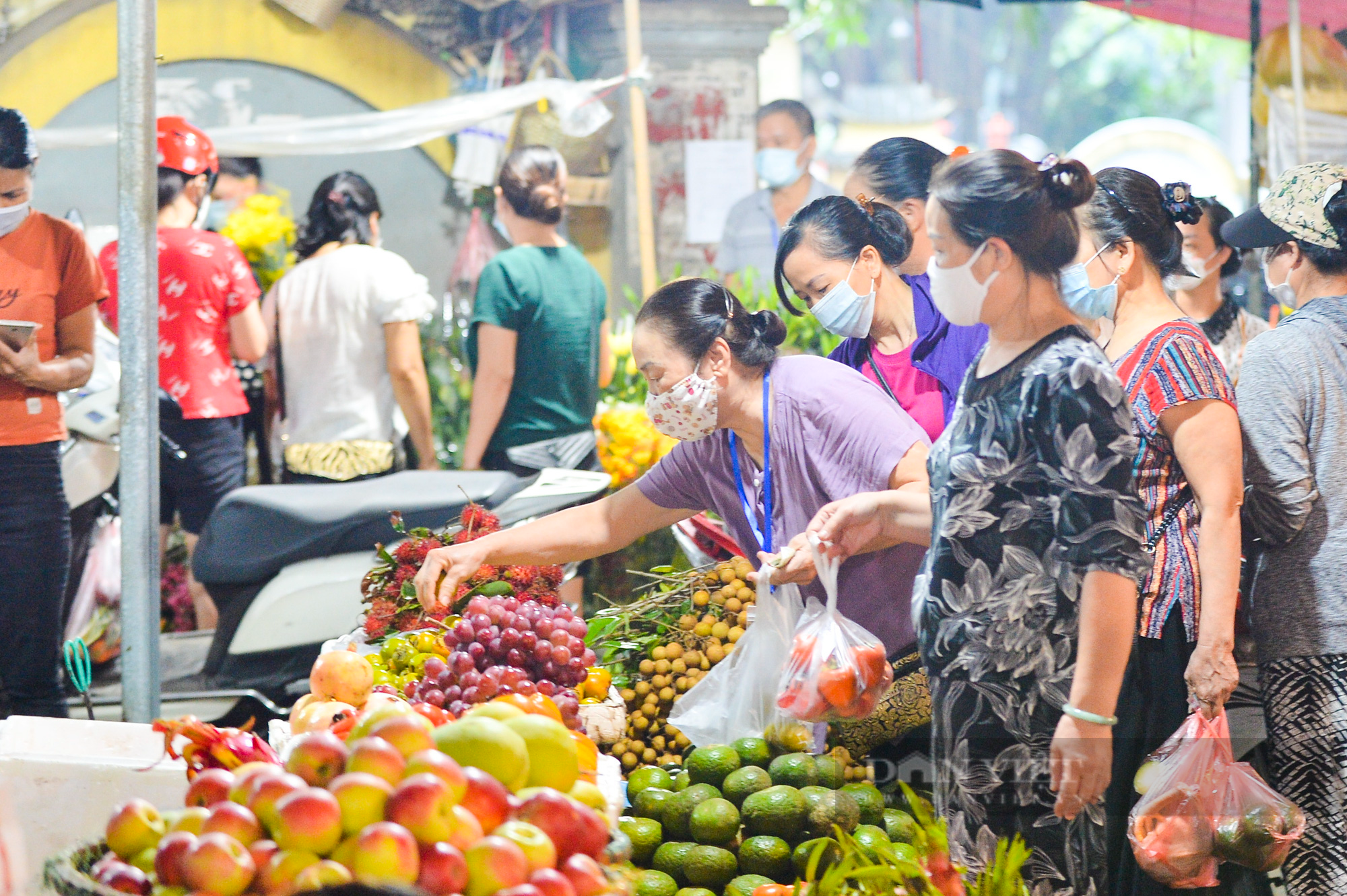 Chợ dân sinh ở Hà Nội đông đúc ngày đầu nới lỏng giãn cách - Ảnh 7.