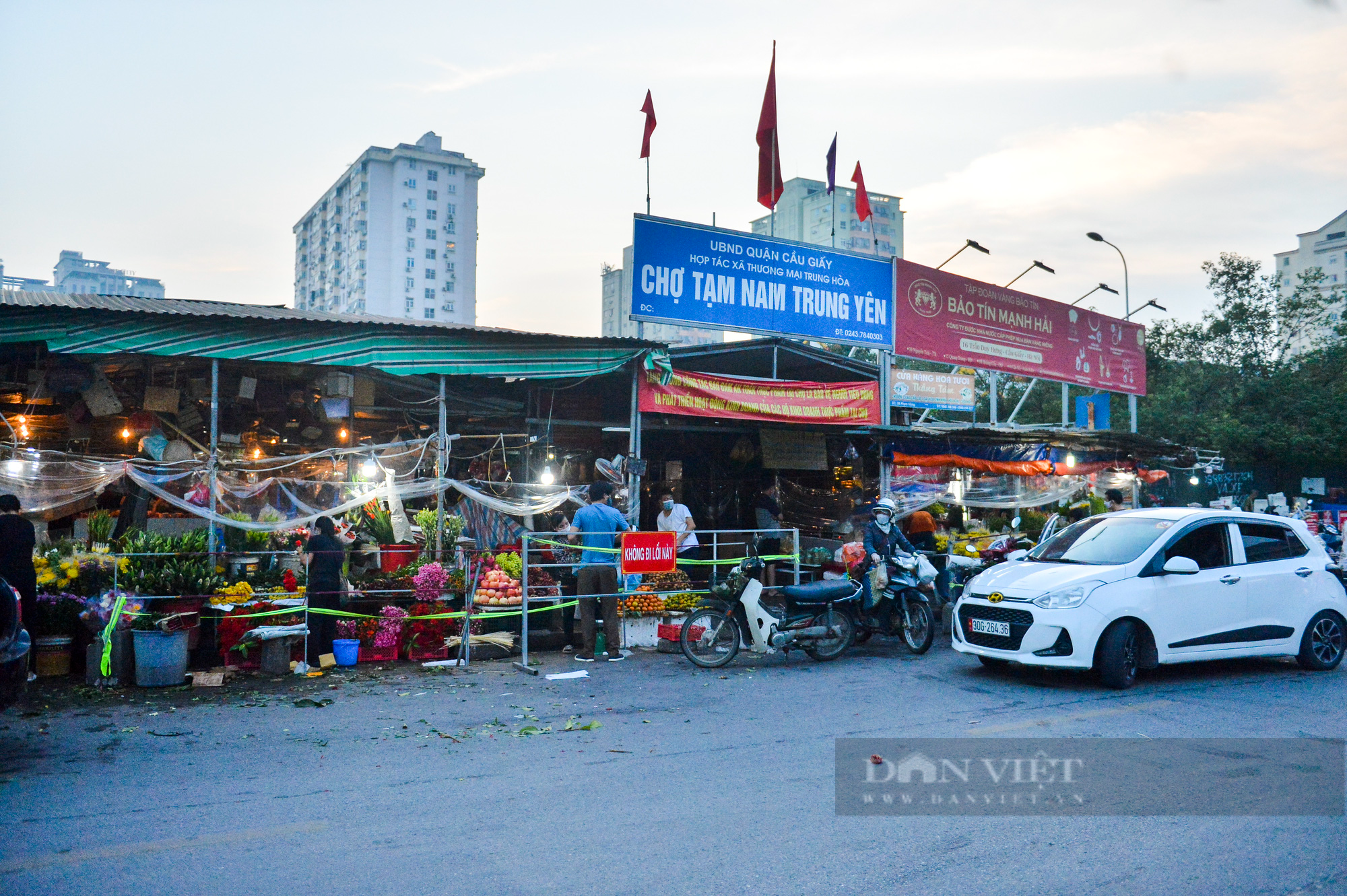 Chợ dân sinh ở Hà Nội đông đúc ngày đầu nới lỏng giãn cách - Ảnh 9.