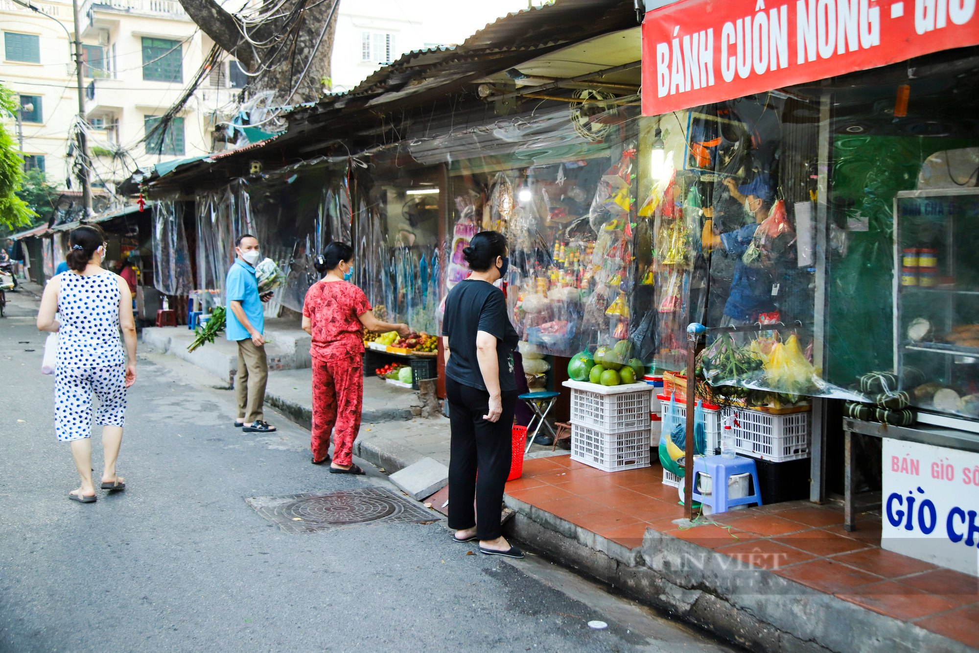 Chợ dân sinh ở Hà Nội đông đúc ngày đầu nới lỏng giãn cách - Ảnh 11.