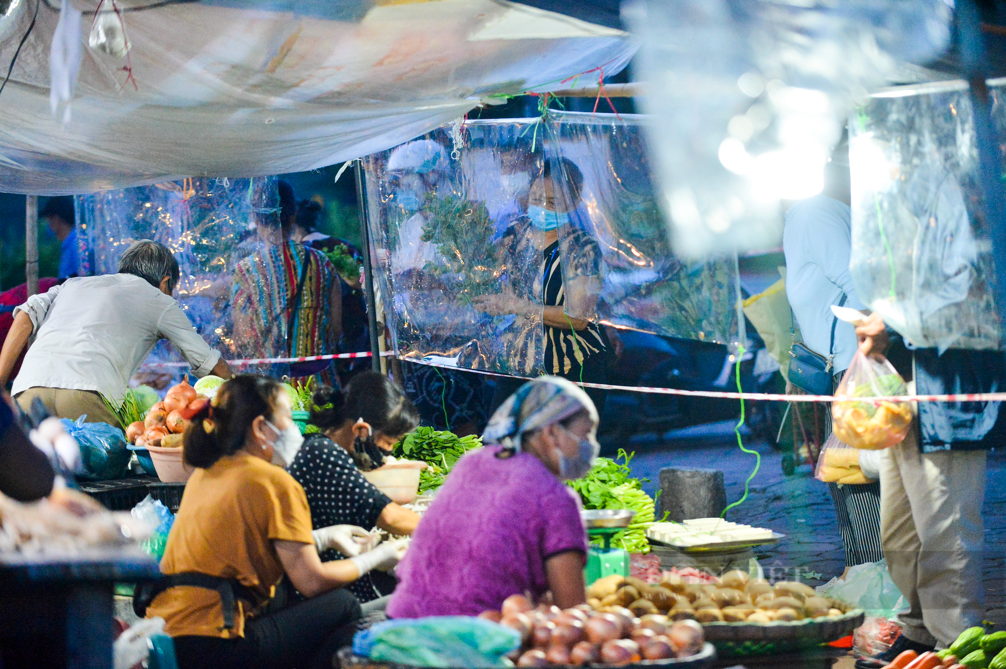 Chợ dân sinh ở Hà Nội đông đúc ngày đầu nới lỏng giãn cách - Ảnh 12.