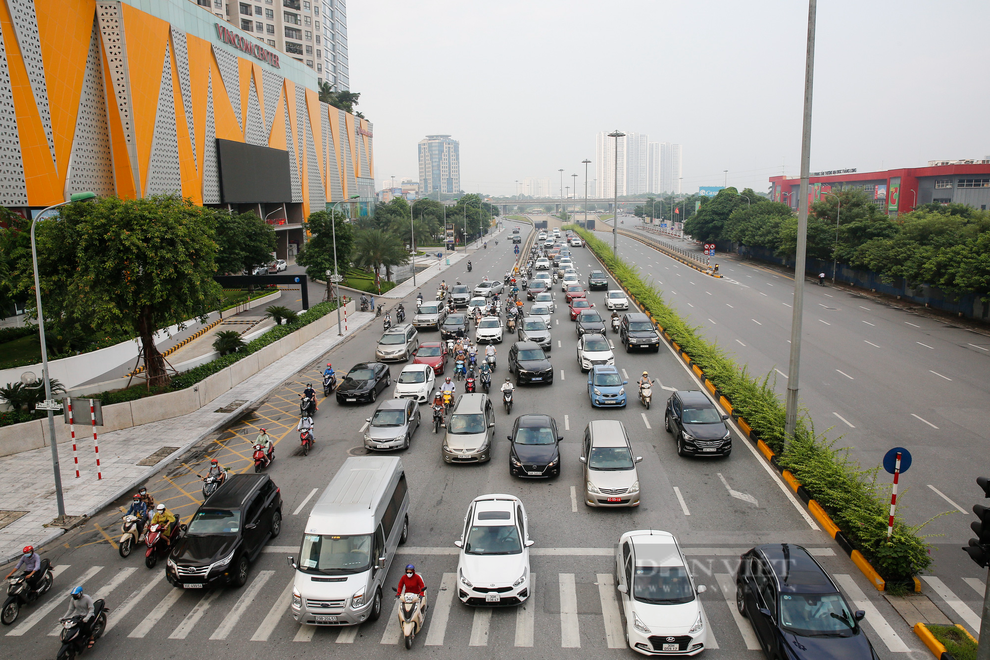 Đường phố Hà Nội nhộn nhịp trở lại sau khi Hà Nội nới lỏng nhiều hoạt động - Ảnh 1.