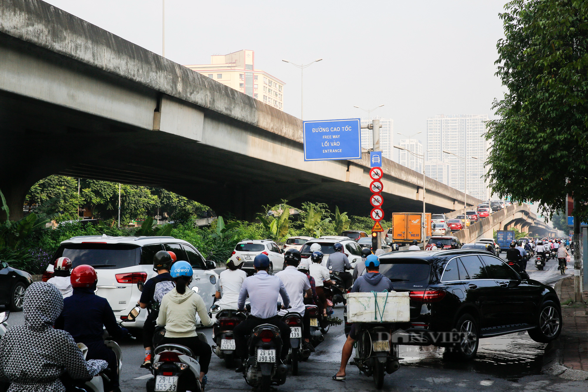 Đường phố Hà Nội nhộn nhịp trở lại sau khi Hà Nội nới lỏng nhiều hoạt động - Ảnh 3.