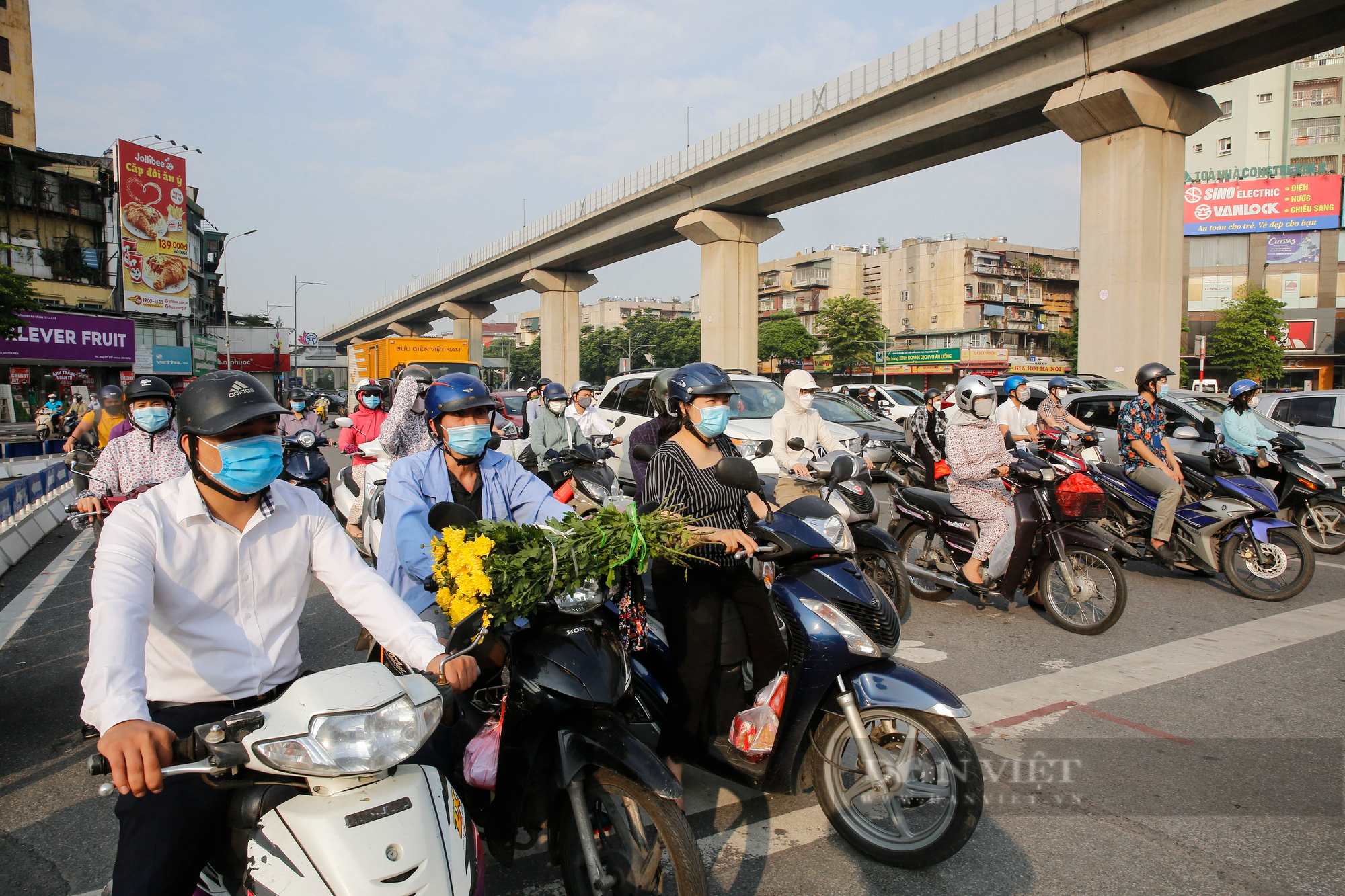 Đường phố Hà Nội nhộn nhịp trở lại sau khi Hà Nội nới lỏng nhiều hoạt động - Ảnh 4.