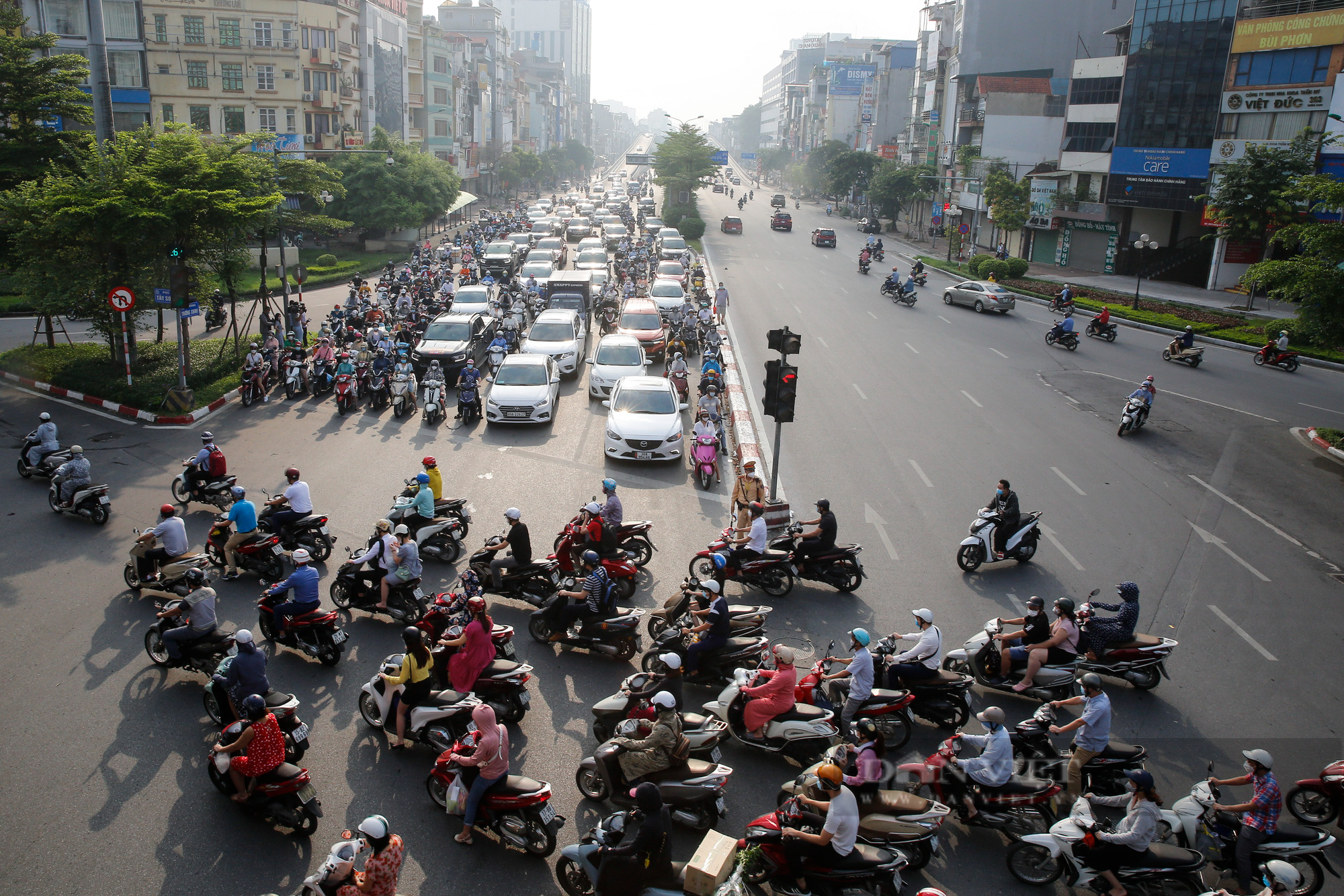 Đường phố Hà Nội nhộn nhịp trở lại sau khi Hà Nội nới lỏng nhiều hoạt động - Ảnh 6.