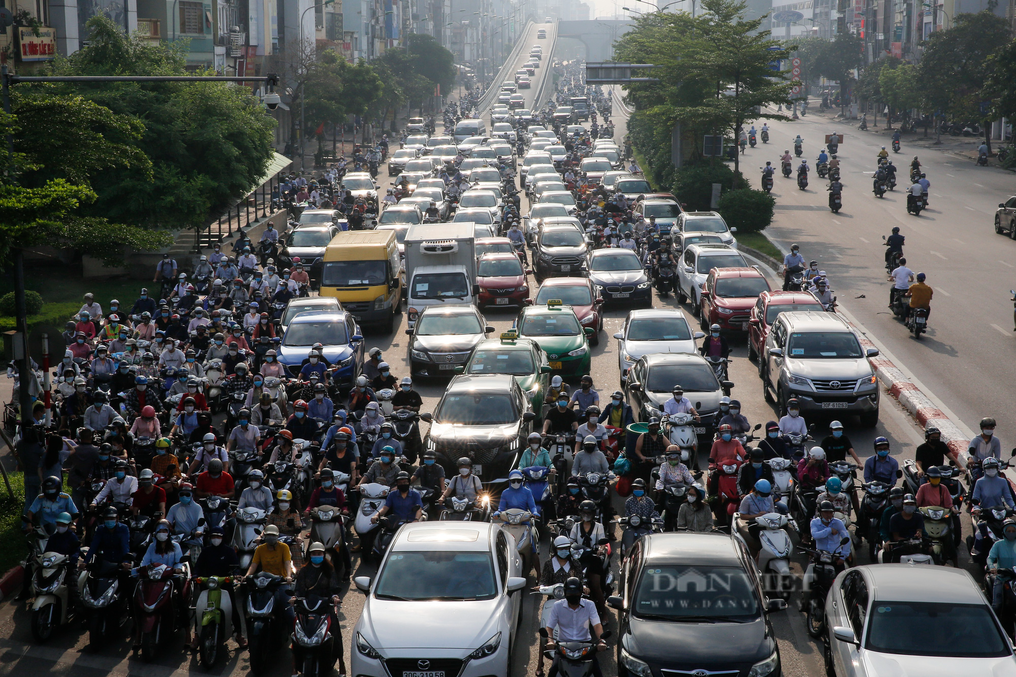 Đường phố Hà Nội nhộn nhịp trở lại sau khi Hà Nội nới lỏng nhiều hoạt động - Ảnh 7.