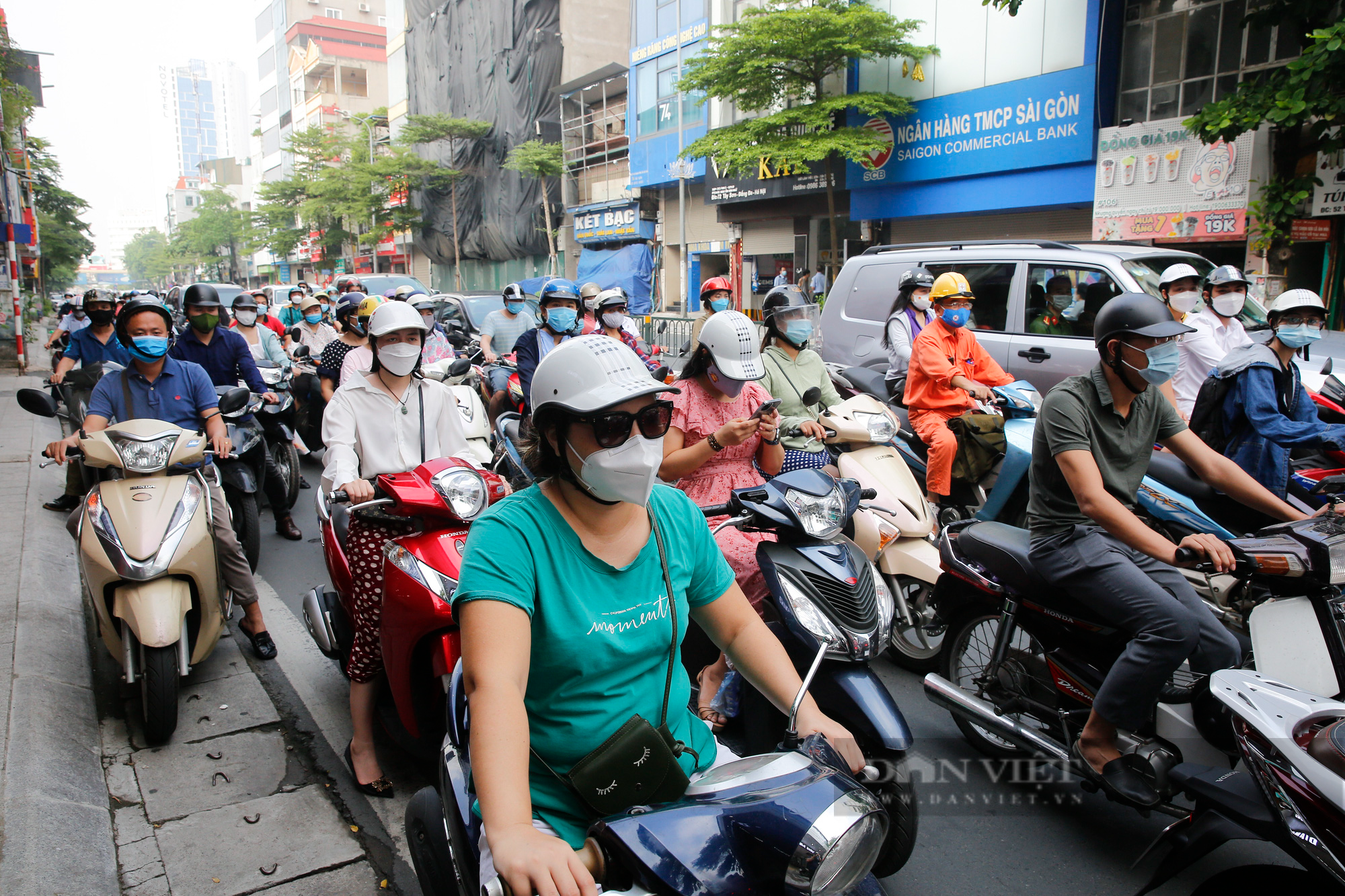 Đường phố Hà Nội nhộn nhịp trở lại sau khi Hà Nội nới lỏng nhiều hoạt động - Ảnh 10.