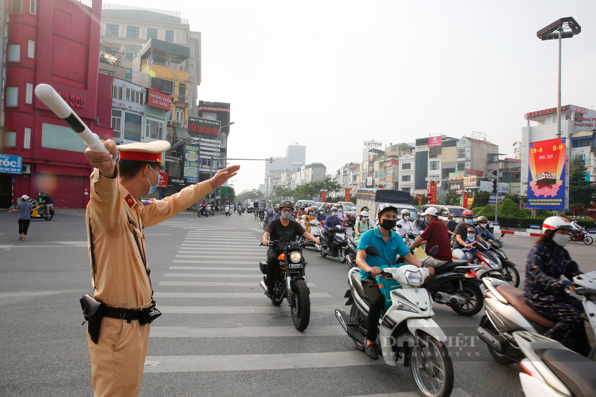 Đường phố Hà Nội nhộn nhịp trở lại sau khi Hà Nội nới lỏng nhiều hoạt động - Ảnh 12.