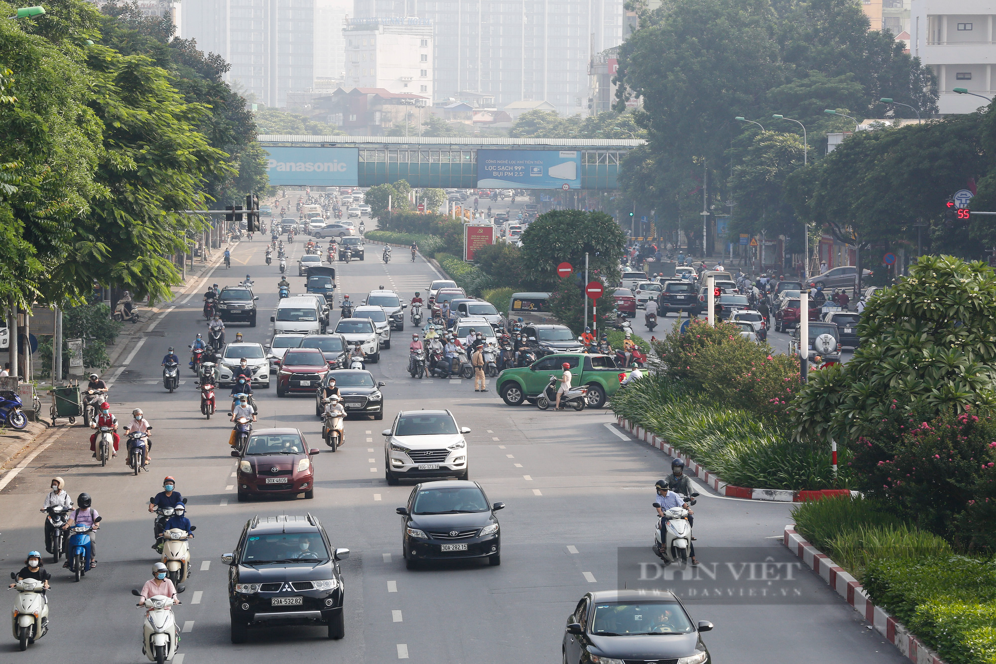 Đường phố Hà Nội nhộn nhịp trở lại sau khi Hà Nội nới lỏng nhiều hoạt động - Ảnh 13.