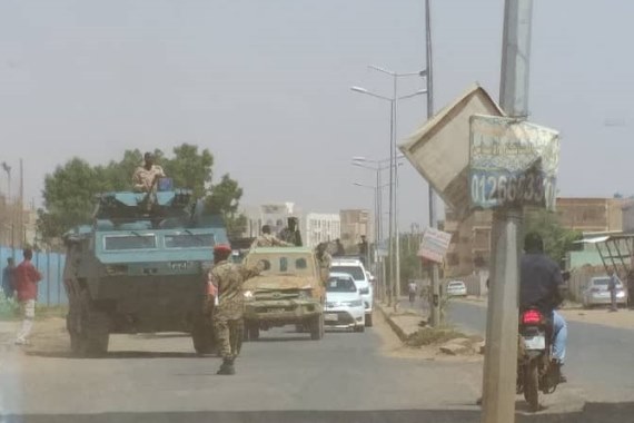 Đang 'say sưa&quot; đảo chính, 40 sĩ quan Sudan bị tóm gọn đưa lên xe thùng về đồn - Ảnh 1.