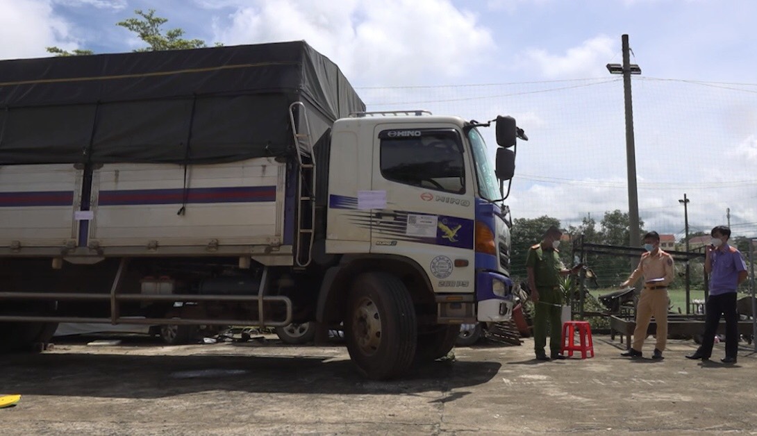 Đắk Nông: Tạm giữ hình sự đối tượng tông gãy Barie thông chốt kiểm dịch - Ảnh 1.