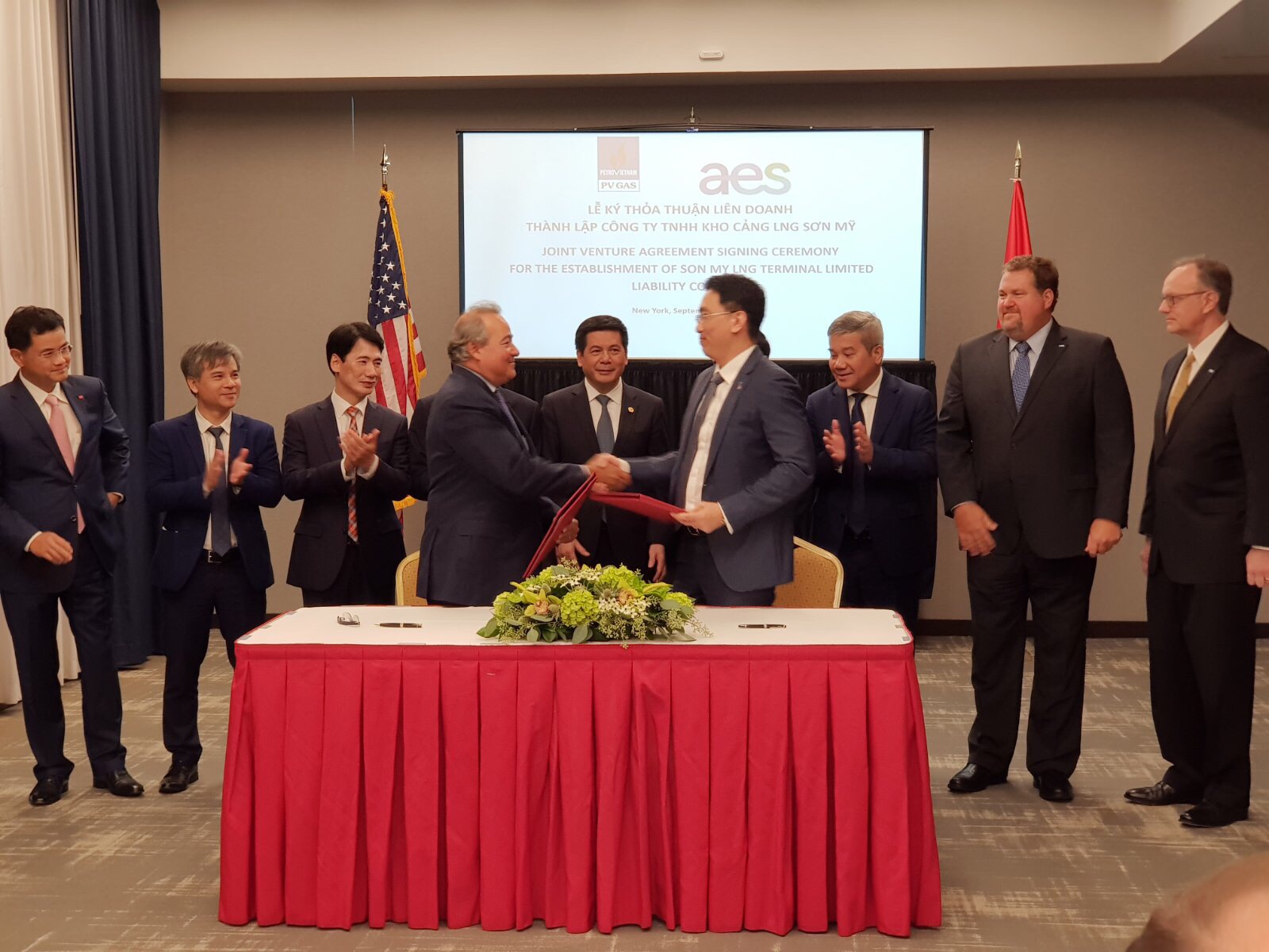 Bộ trưởng Công Thương Nguyễn Hồng Diên chứng kiến lễ ký thỏa thuận liên doanh dự án kho cảng LNG Sơn Mỹ - Ảnh 2.