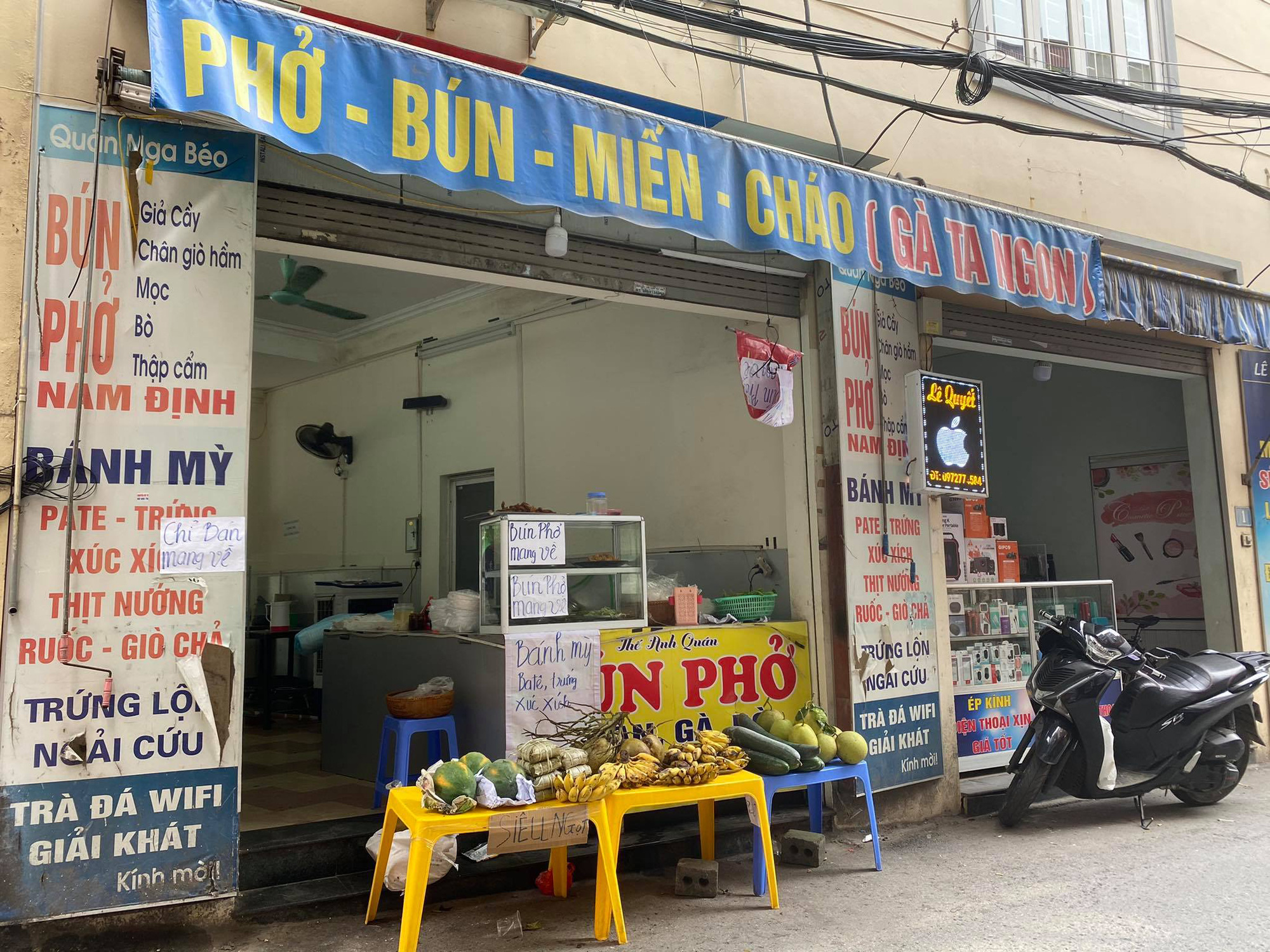 Quán hàng tại Hà Nội được bán mang về, người mua và bán vẫn &quot;khóc thét&quot; vì phí giao hàng tăng cao - Ảnh 1.