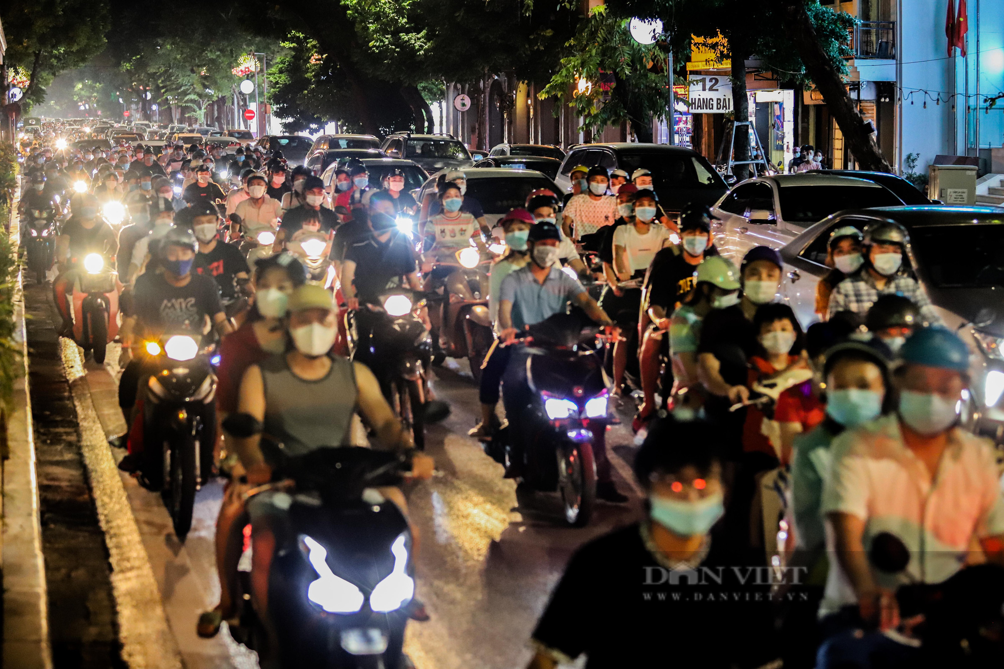 &quot;Người dân đổ ra đường đông nghẹt ở Hà Nội chơi Trung thu rất khó chấp nhận&quot; - Ảnh 1.