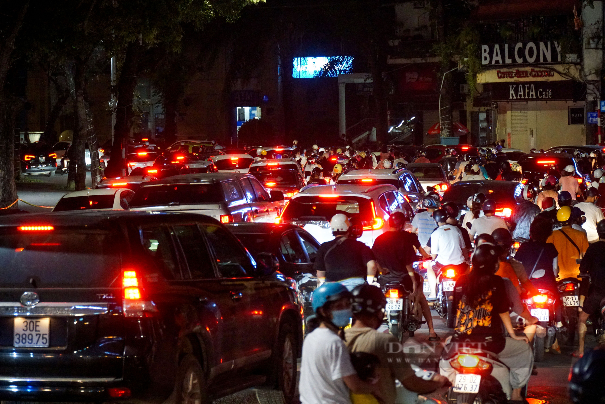 Chơi Trung thu Hà Nội: Trung thu không chỉ là lễ hội của riêng trẻ em mà còn của những người trưởng thành. Và Hà Nội cũng có sẵn nhiều hoạt động giúp bạn có một đêm Trung thu cảm xúc. Đó là nơi để thưởng thức các món ăn truyền thống, cười đùa và khám phá nét đẹp truyền thống trong lễ hội này.