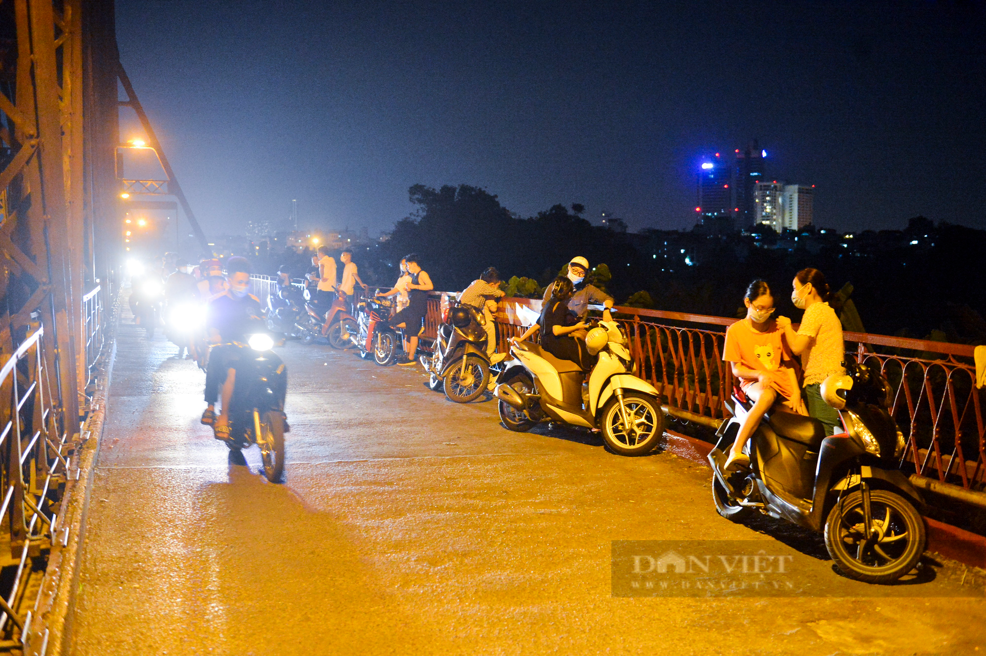 Đêm trung thu, hàng trăm nam thanh nữ tú lên cầu Long Biên tâm sự và cái kết  - Ảnh 4.