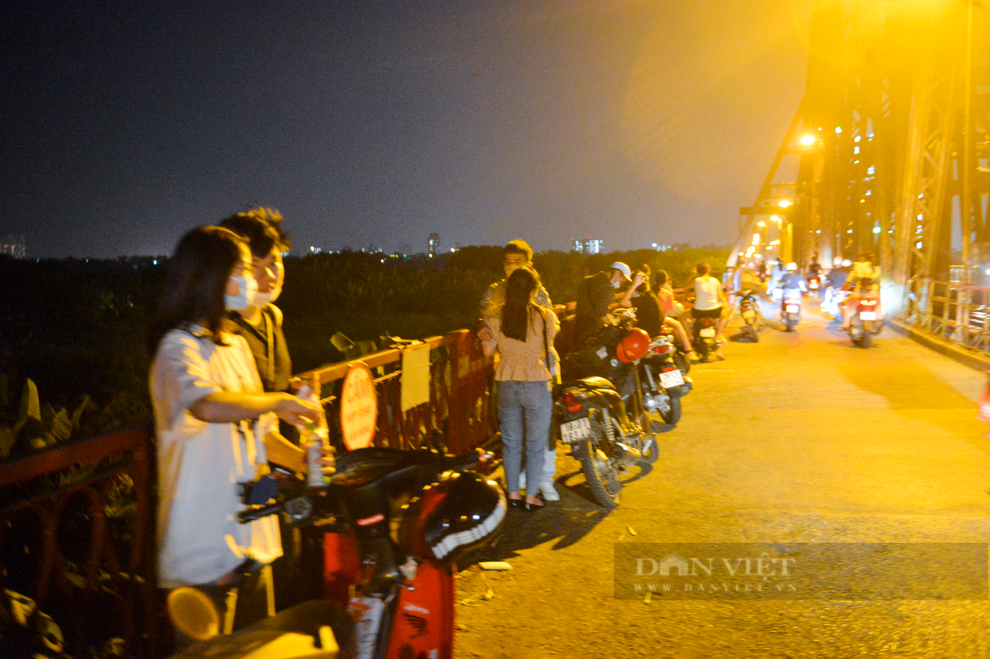 Đêm trung thu, hàng trăm nam thanh nữ tú lên cầu Long Biên tâm sự và cái kết  - Ảnh 7.