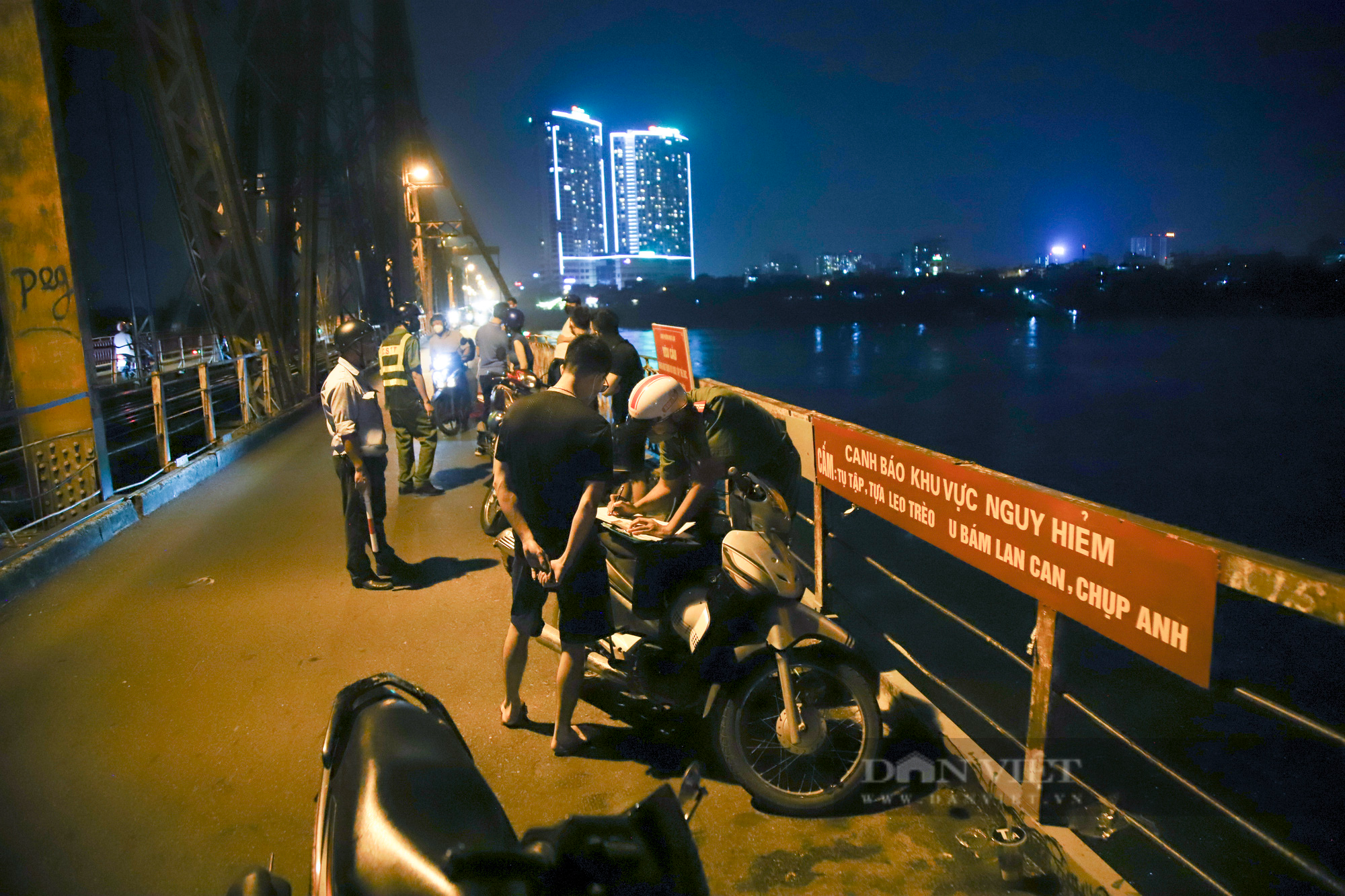 Đêm trung thu, hàng trăm nam thanh nữ tú lên cầu Long Biên tâm sự và cái kết  - Ảnh 10.