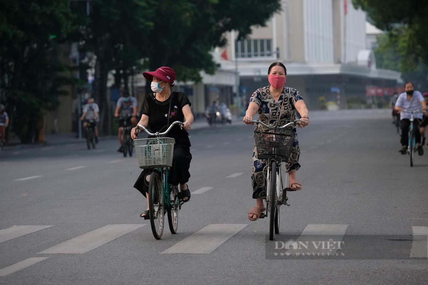 Hà Nội: Đường phố thành &quot;trường đua xe đạp&quot; sau lệnh nới lỏng giãn cách - Ảnh 11.