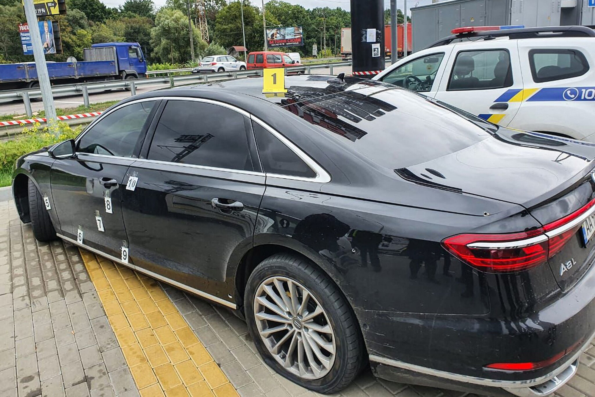Trợ lý Tổng thống Ukraine bị mưu sát, đạn găm chi chít vào chiếc xe Audi màu đen - Ảnh 1.