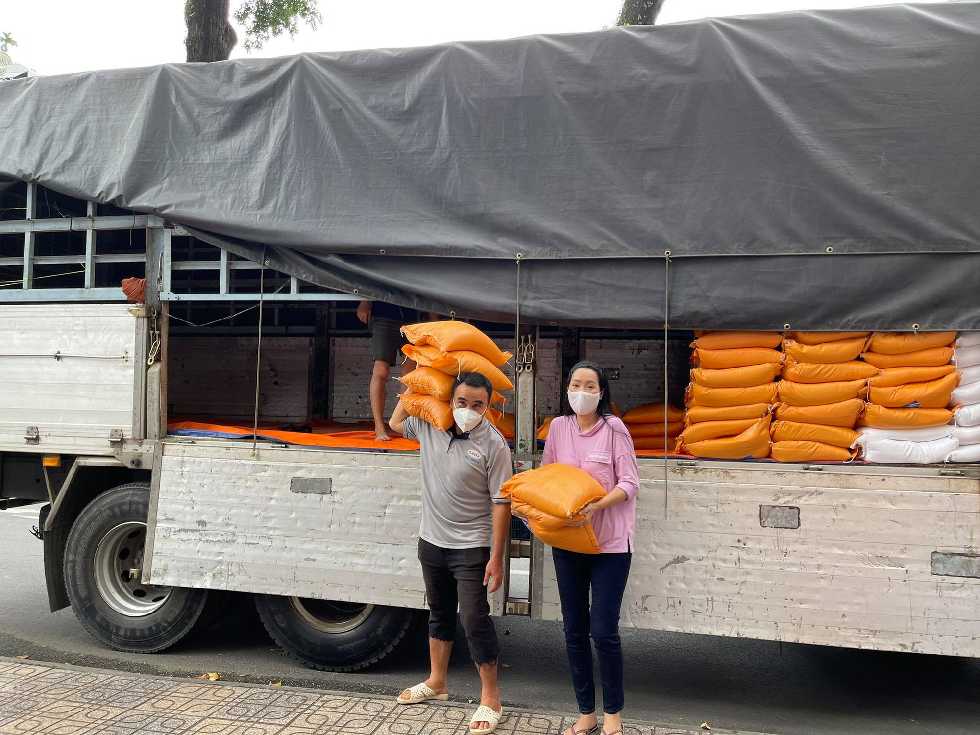 MC Quyền Linh &quot;tiếp lửa&quot; hỗ trợ 10 tấn gạo cho nhân viên sân khấu, nghệ sĩ nghèo ở TP.HCM - Ảnh 1.