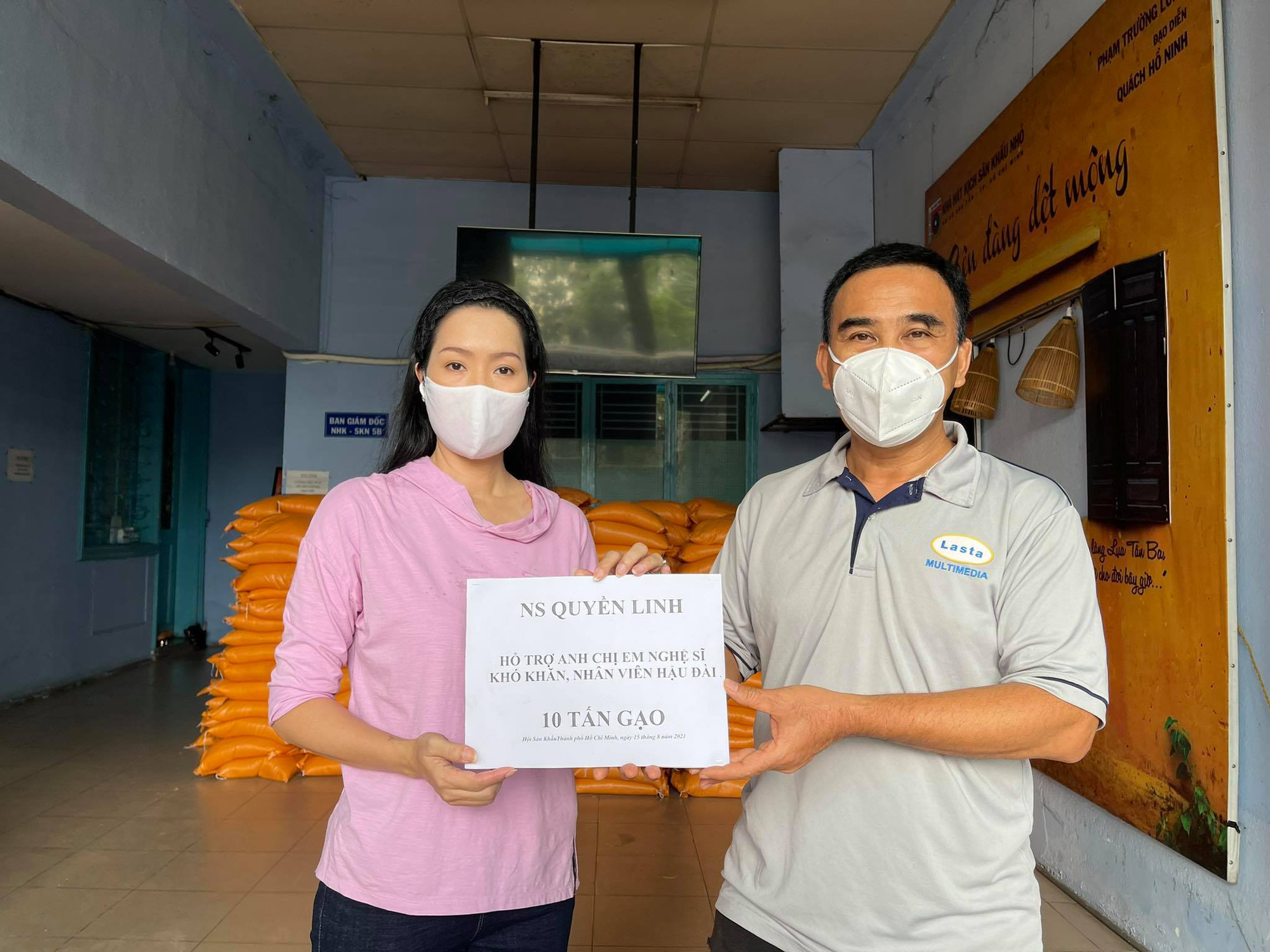MC Quyền Linh &quot;tiếp lửa&quot; hỗ trợ 10 tấn gạo cho nhân viên sân khấu, nghệ sĩ nghèo ở TP.HCM - Ảnh 2.