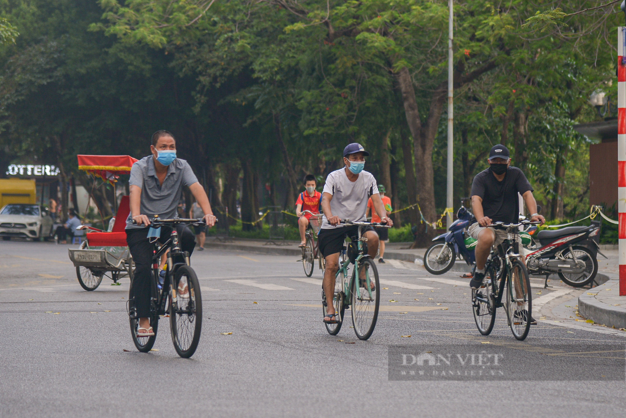 Cuộc sống &quot;bình thường mới&quot; của người dân Hà Nội - Ảnh 13.