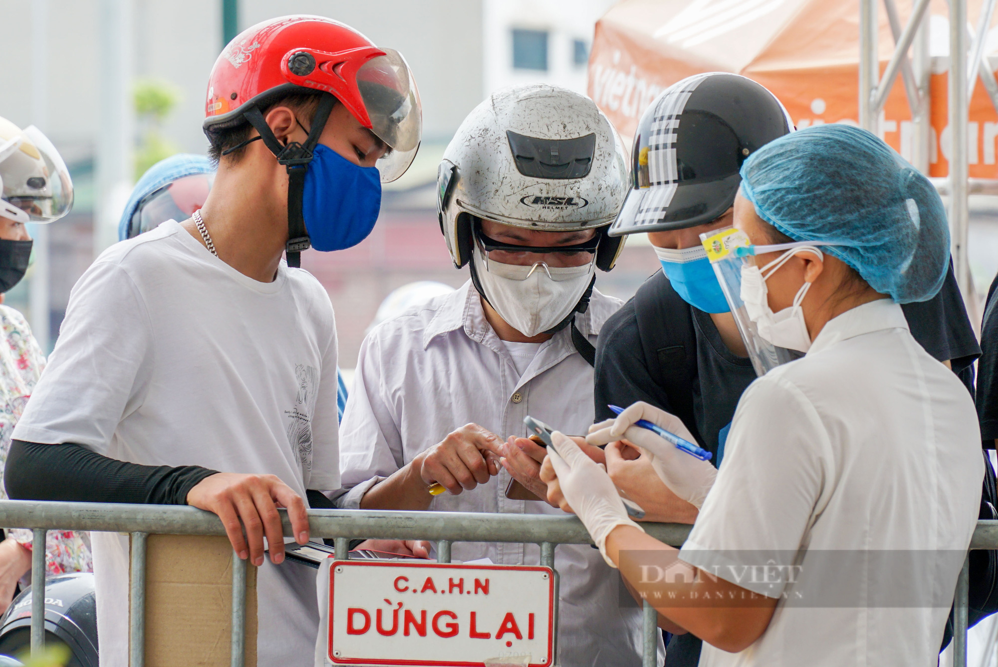 Nhiều người dân ngậm ngùi &quot;quay đầu&quot; không được vào Hà Nội - Ảnh 3.