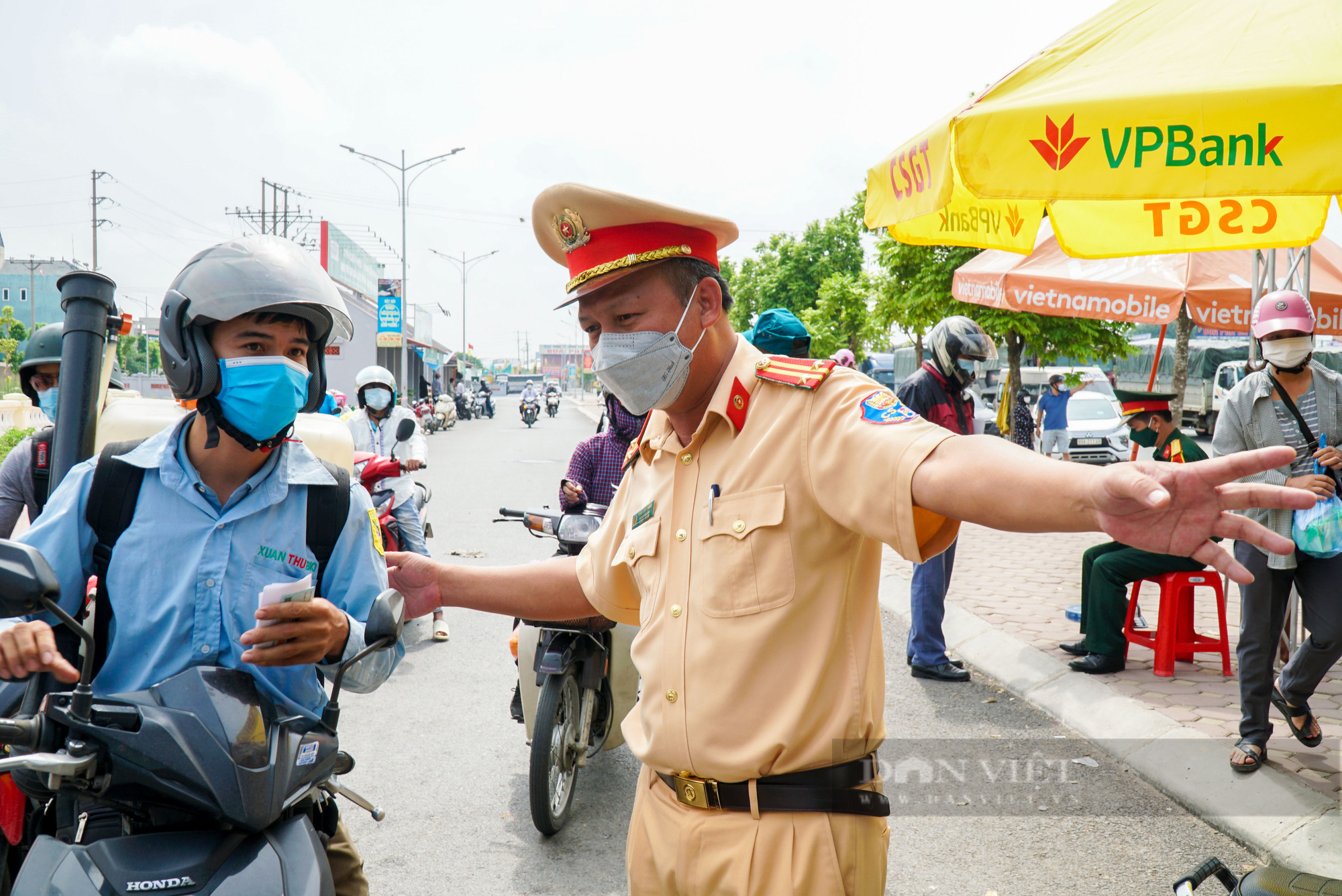 Nhiều người dân ngậm ngùi &quot;quay đầu&quot; không được vào Hà Nội - Ảnh 4.