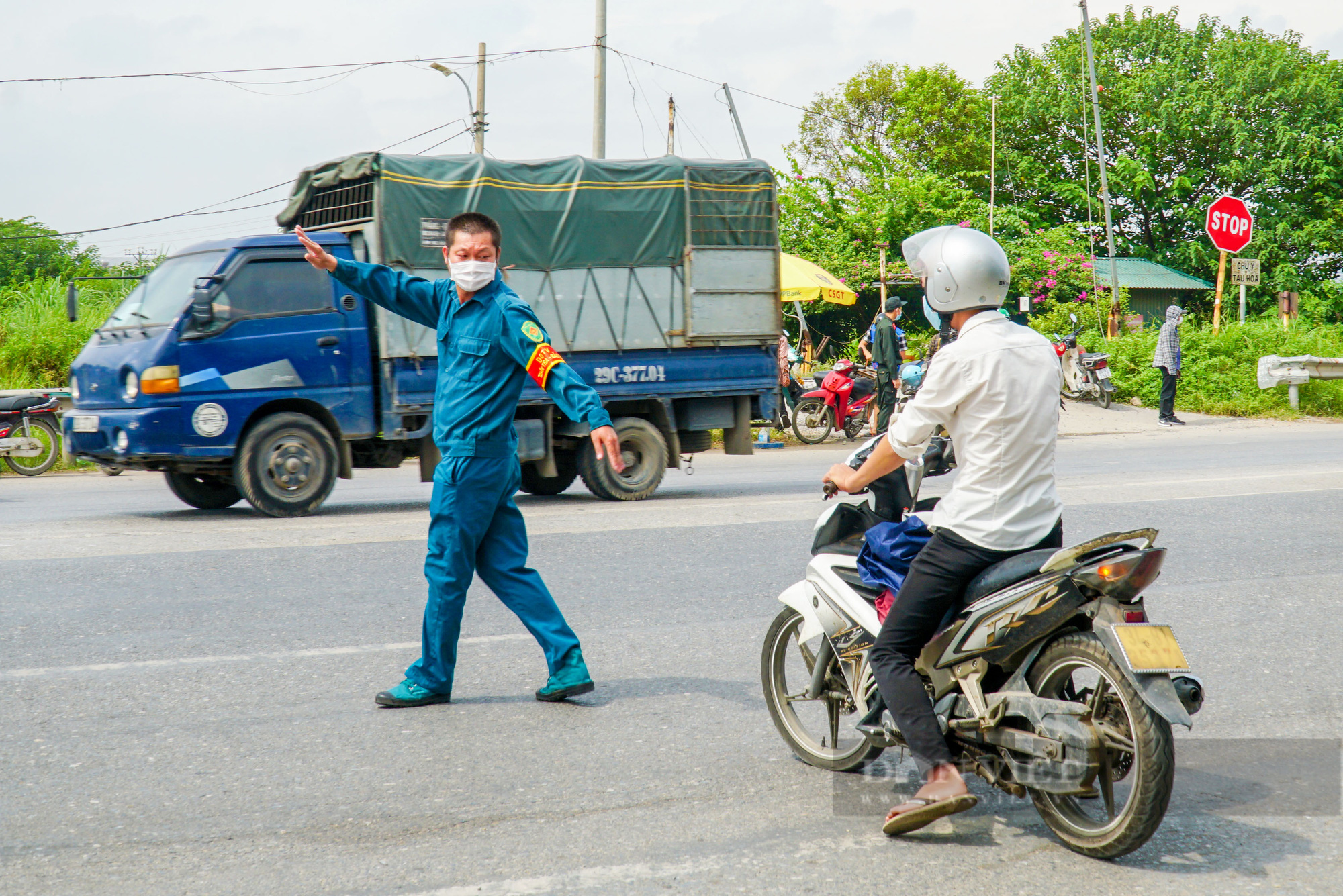 Nhiều người dân ngậm ngùi &quot;quay đầu&quot; không được vào Hà Nội - Ảnh 5.