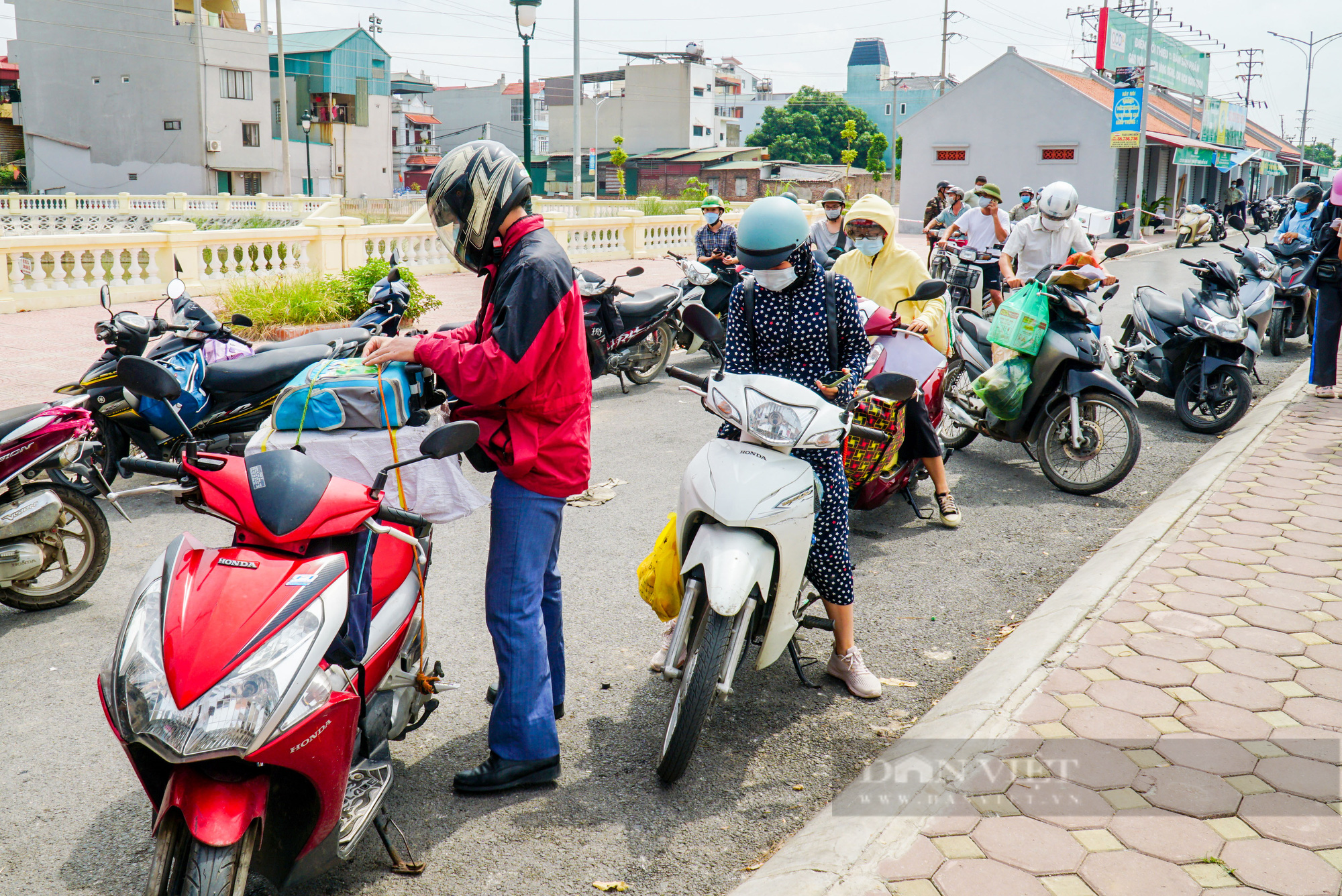 Nhiều người dân ngậm ngùi &quot;quay đầu&quot; không được vào Hà Nội - Ảnh 7.