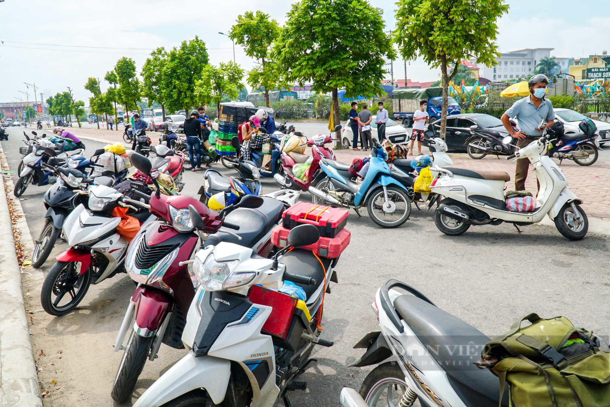 Nhiều người dân ngậm ngùi &quot;quay đầu&quot; không được vào Hà Nội - Ảnh 8.