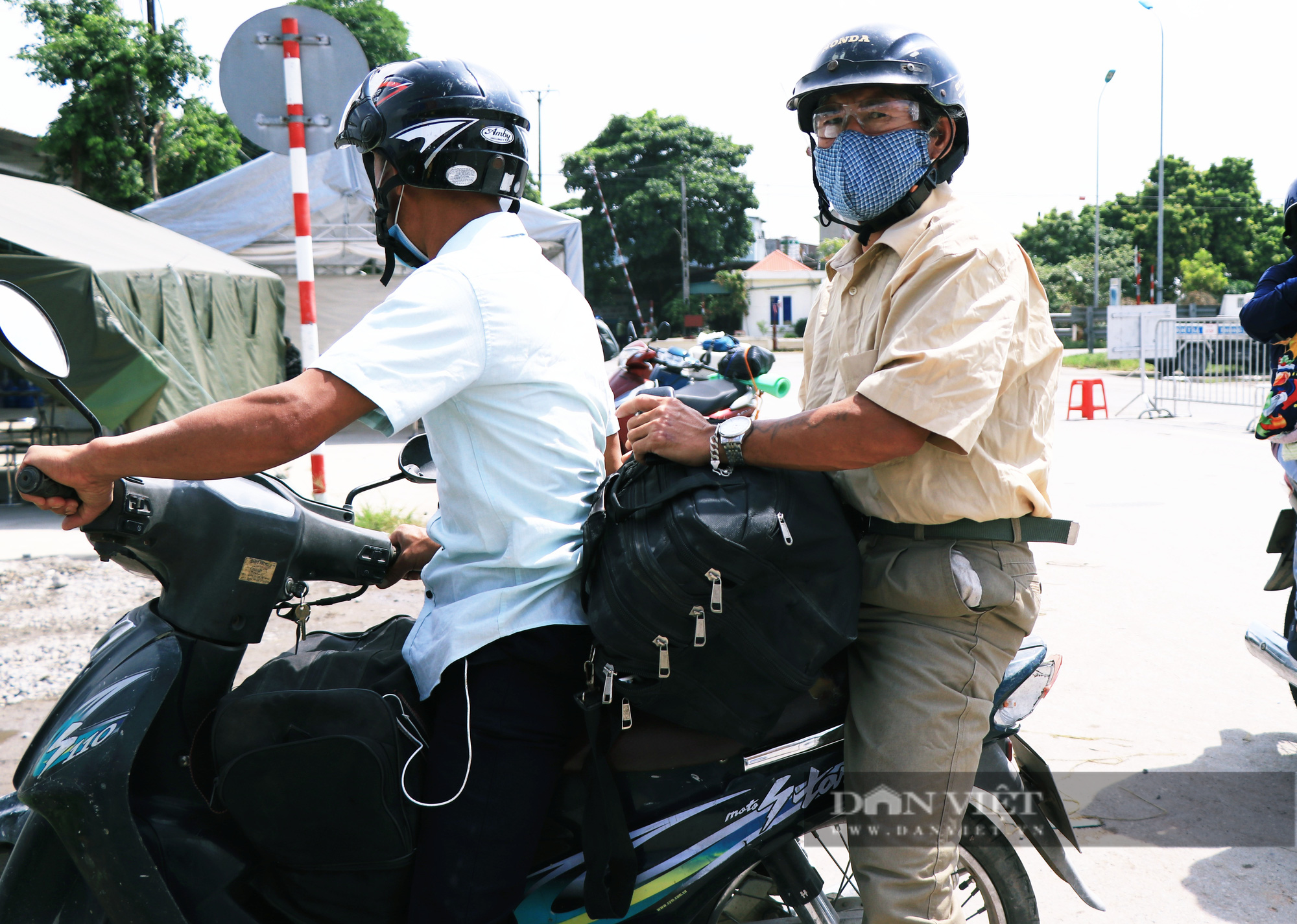 Cặp vợ chồng vượt trăm cây số bằng xe máy, chuẩn bị đưa con gái đi đẻ khi Hà Nội nới lỏng giãn cách - Ảnh 9.