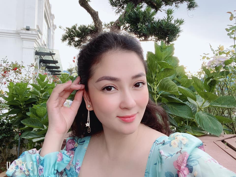 Cuộc sống của Hoa hậu Nguyễn Thị Huyền ở tuổi U40 giờ ra sao sau 17 năm đăng quang? - Ảnh 2.
